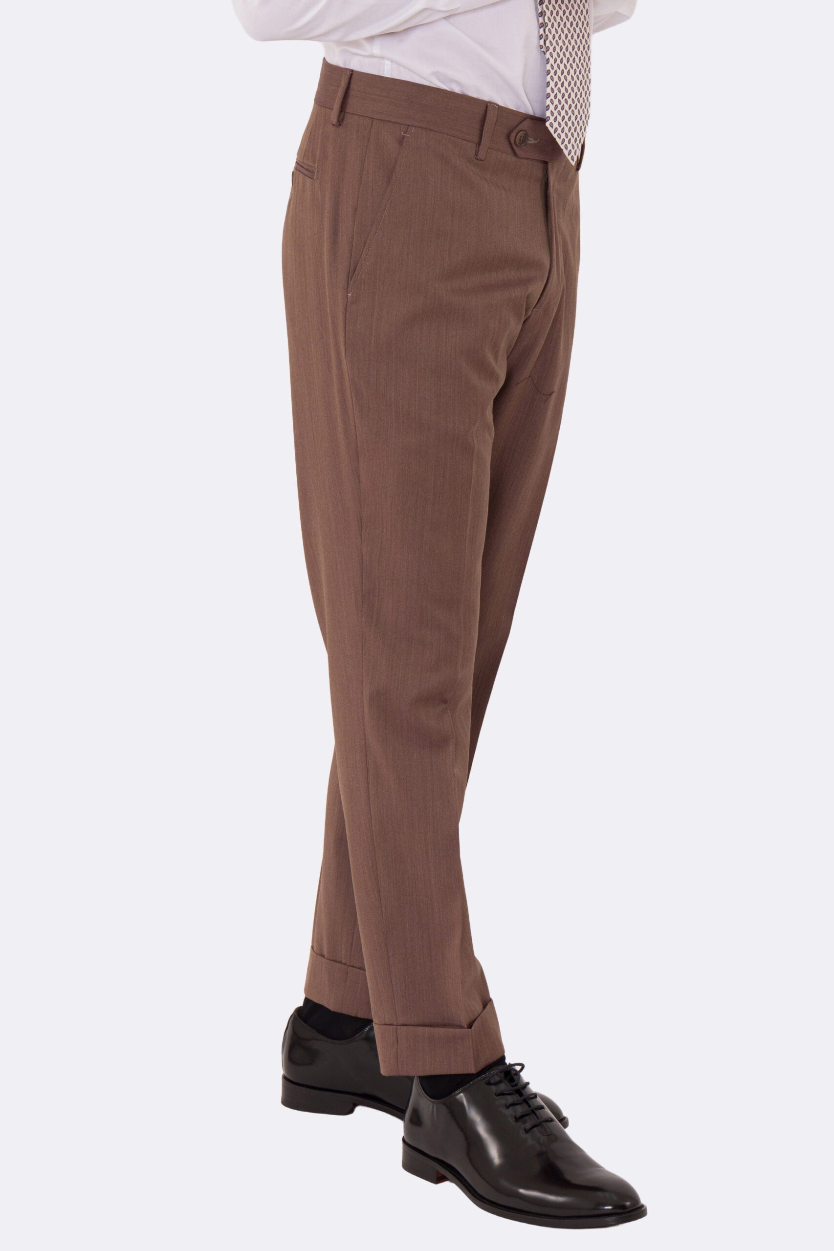 Abito uomo Doppiopetto Marrone Solaro fresco lana super 110's Tessuti in esclusiva Sartoria Carillo completamente sfoderato con Rever a lancia e tasche a filetto.