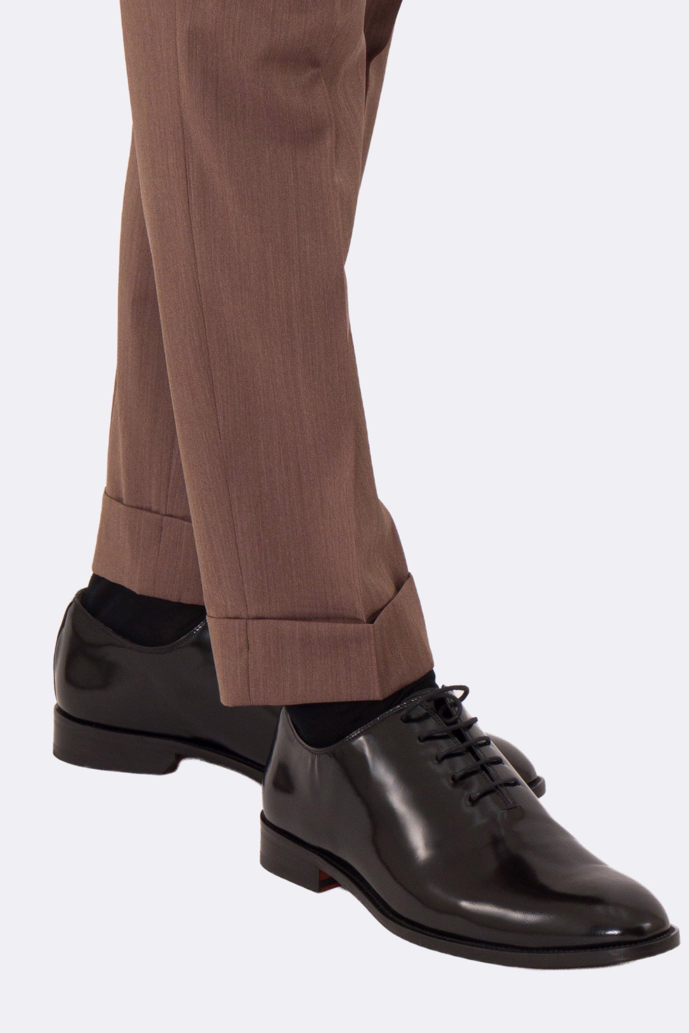 Abito uomo Doppiopetto Marrone Solaro fresco lana super 110's Tessuti in esclusiva Sartoria Carillo completamente sfoderato con Rever a lancia e tasche a filetto.
