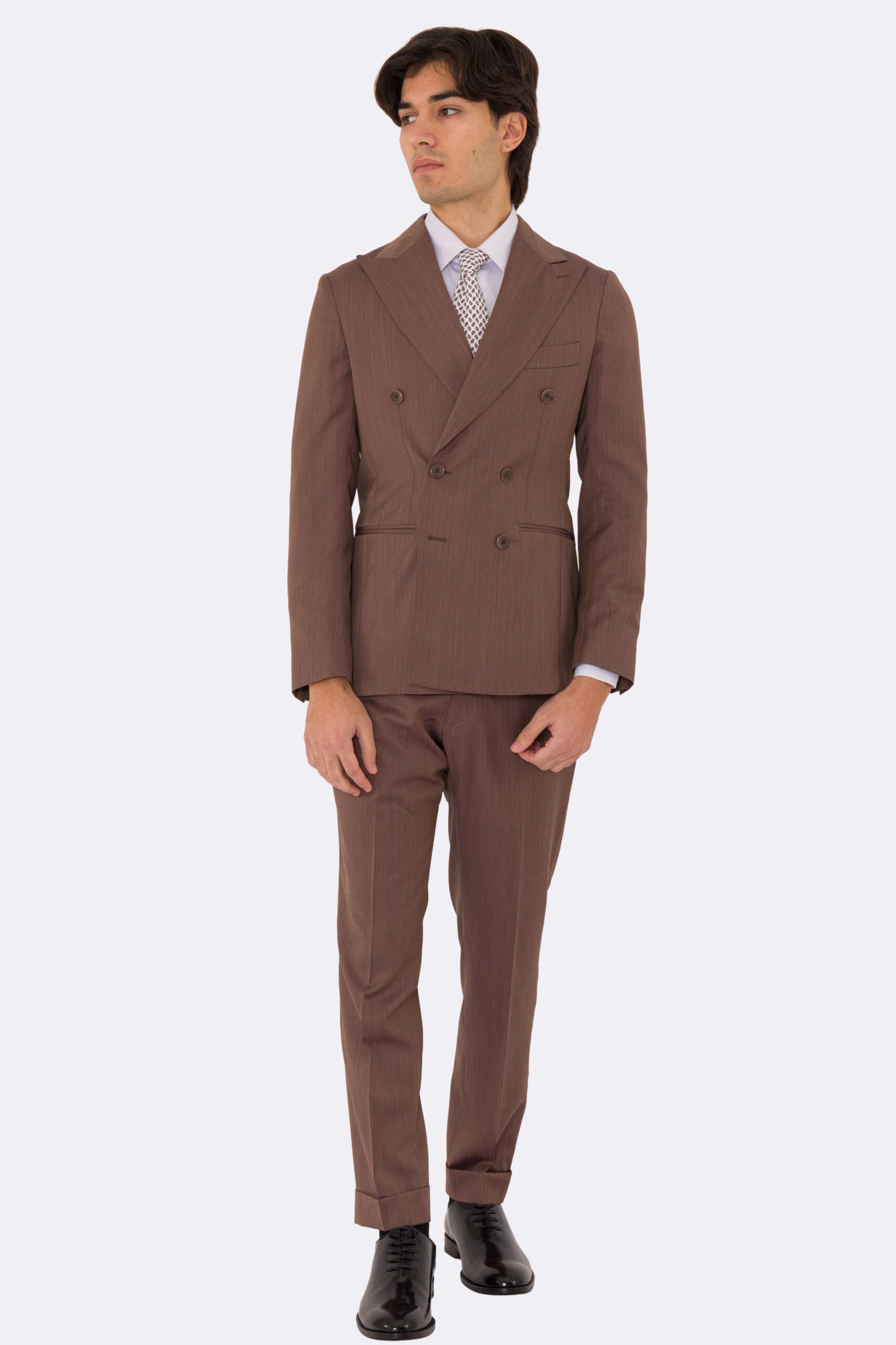 Abito uomo Doppiopetto Marrone Solaro fresco lana super 110's Tessuti in esclusiva Sartoria Carillo completamente sfoderato con Rever a lancia e tasche a filetto.