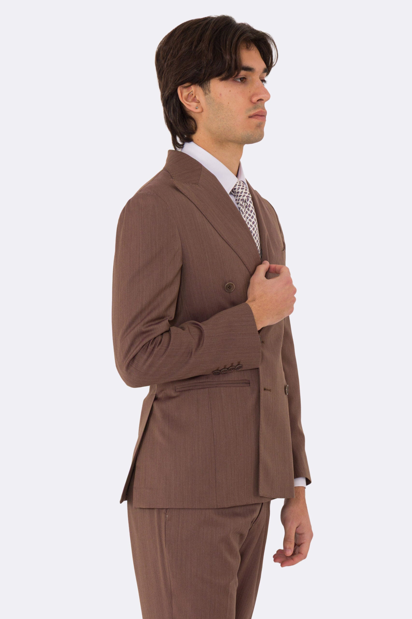 Abito uomo Doppiopetto Marrone Solaro fresco lana super 110's Tessuti in esclusiva Sartoria Carillo completamente sfoderato con Rever a lancia e tasche a filetto.