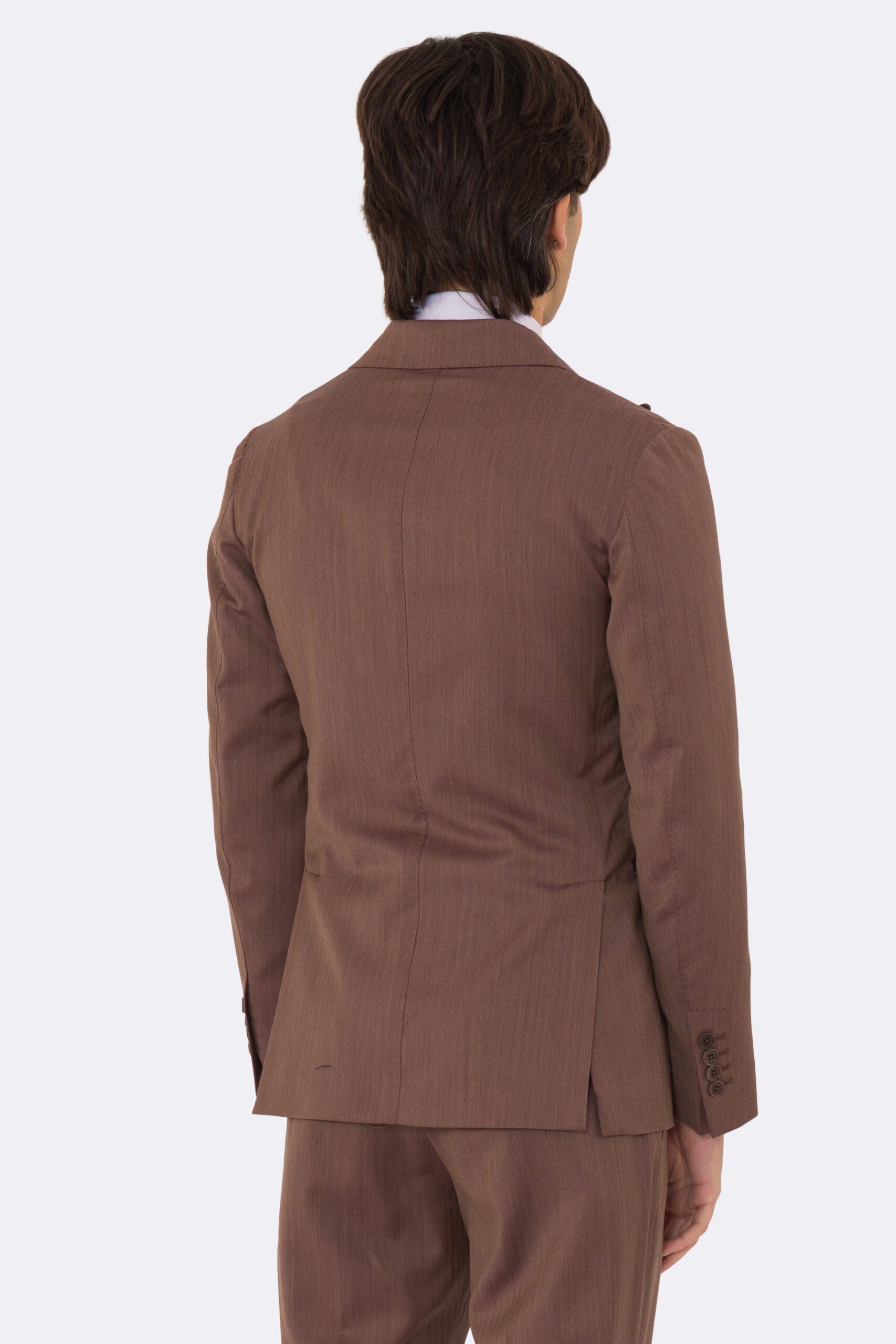 Abito uomo Doppiopetto Marrone Solaro fresco lana super 110's Tessuti in esclusiva Sartoria Carillo completamente sfoderato con Rever a lancia e tasche a filetto.