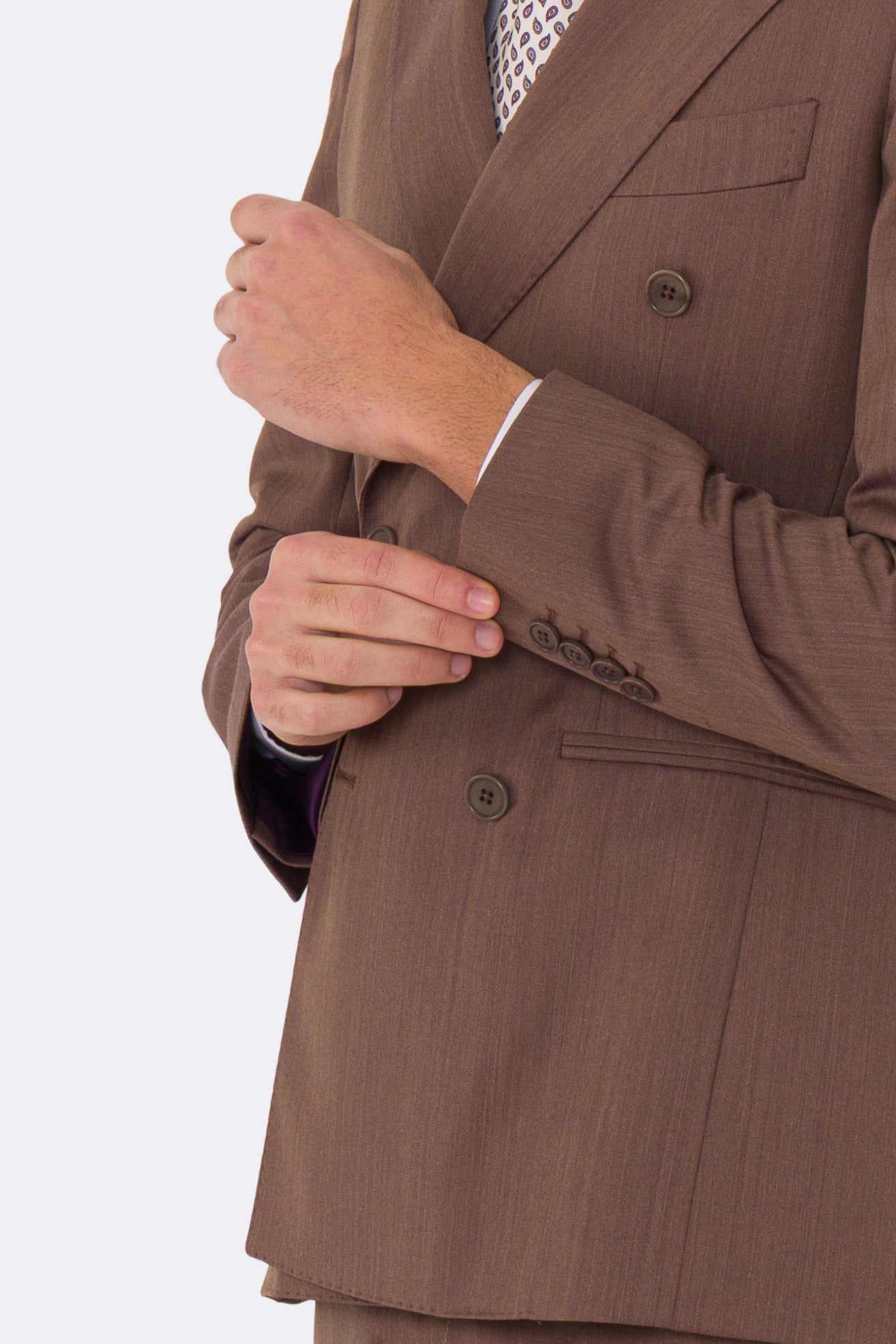 Abito uomo Doppiopetto Marrone Solaro fresco lana super 110's Tessuti in esclusiva Sartoria Carillo completamente sfoderato con Rever a lancia e tasche a filetto.