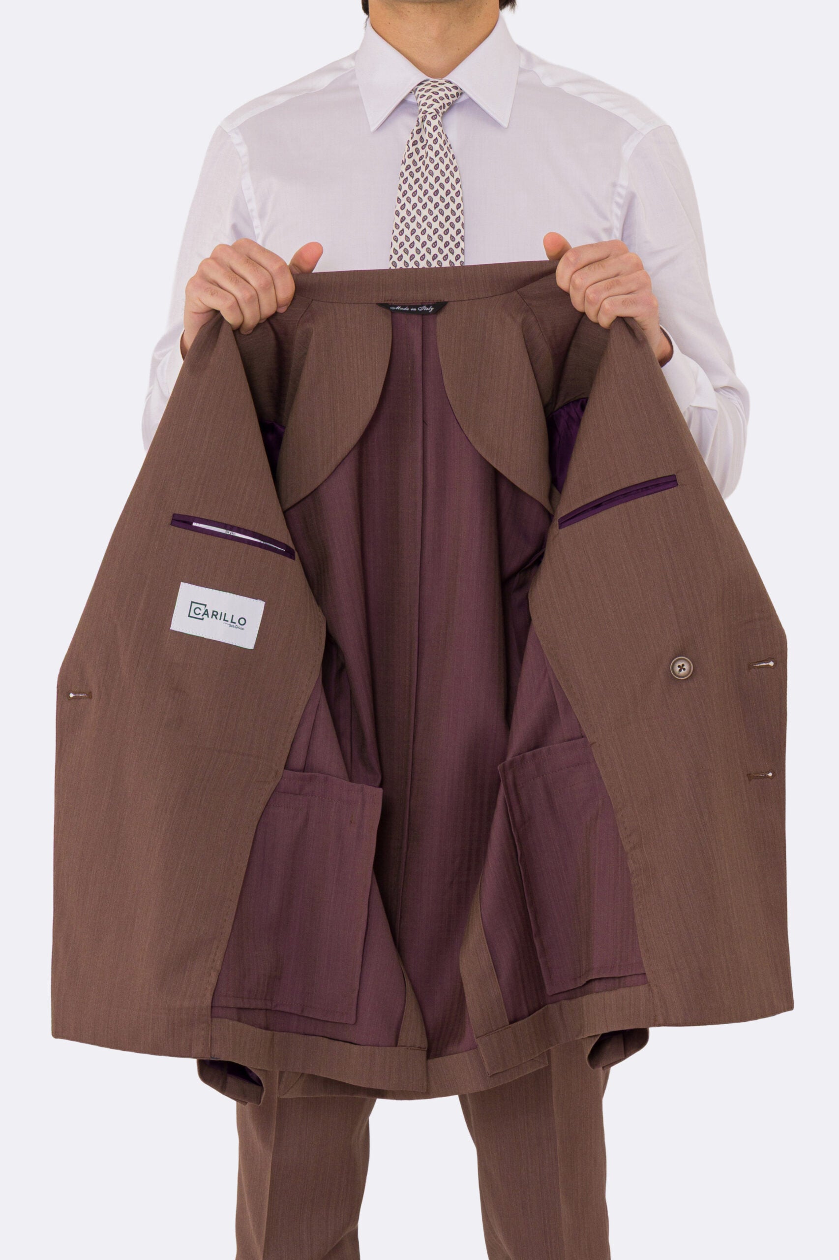Abito uomo Doppiopetto Marrone Solaro fresco lana super 110's Tessuti in esclusiva Sartoria Carillo completamente sfoderato con Rever a lancia e tasche a filetto.