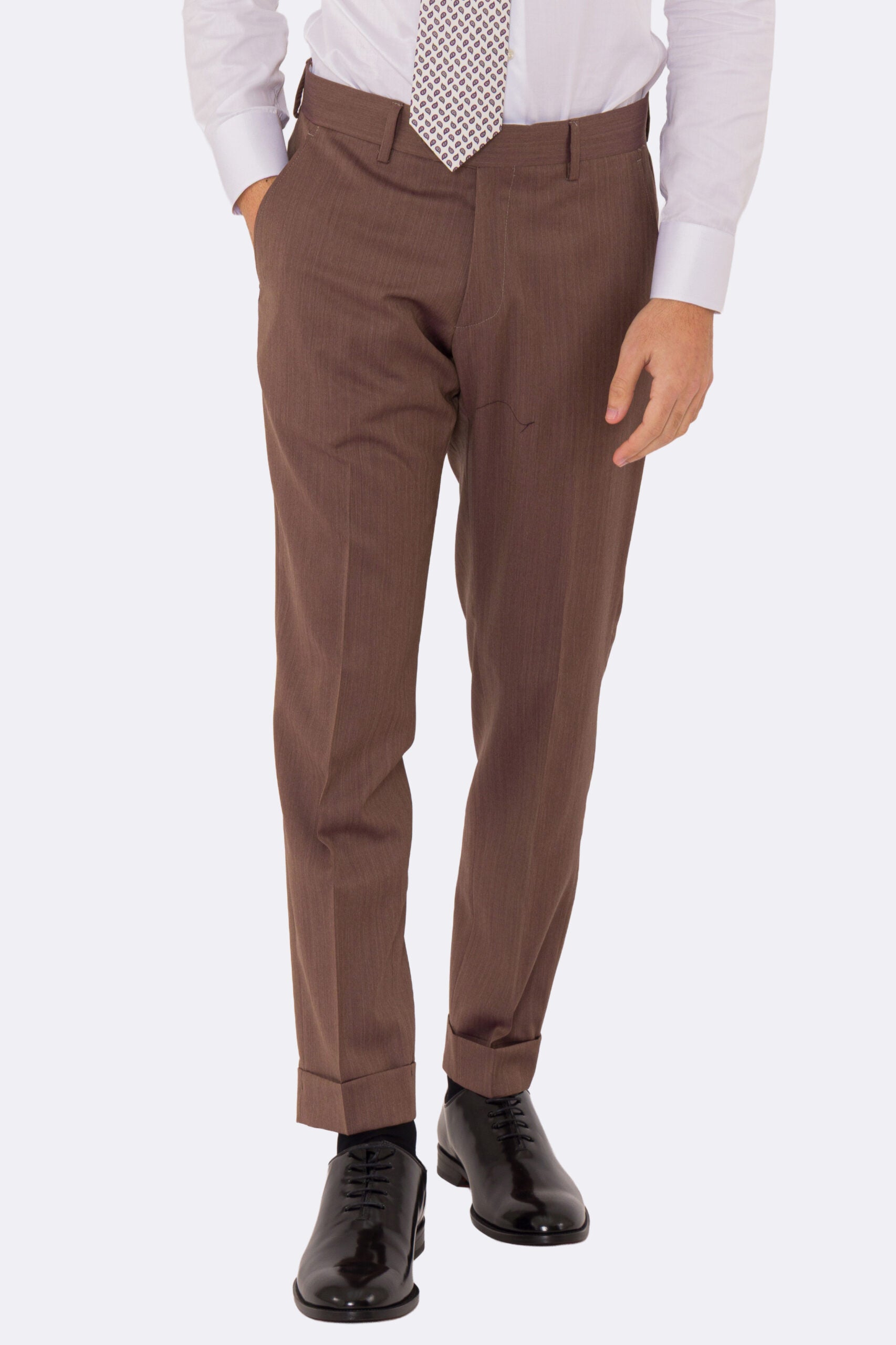 Abito uomo Doppiopetto Marrone Solaro fresco lana super 110's Tessuti in esclusiva Sartoria Carillo completamente sfoderato con Rever a lancia e tasche a filetto.