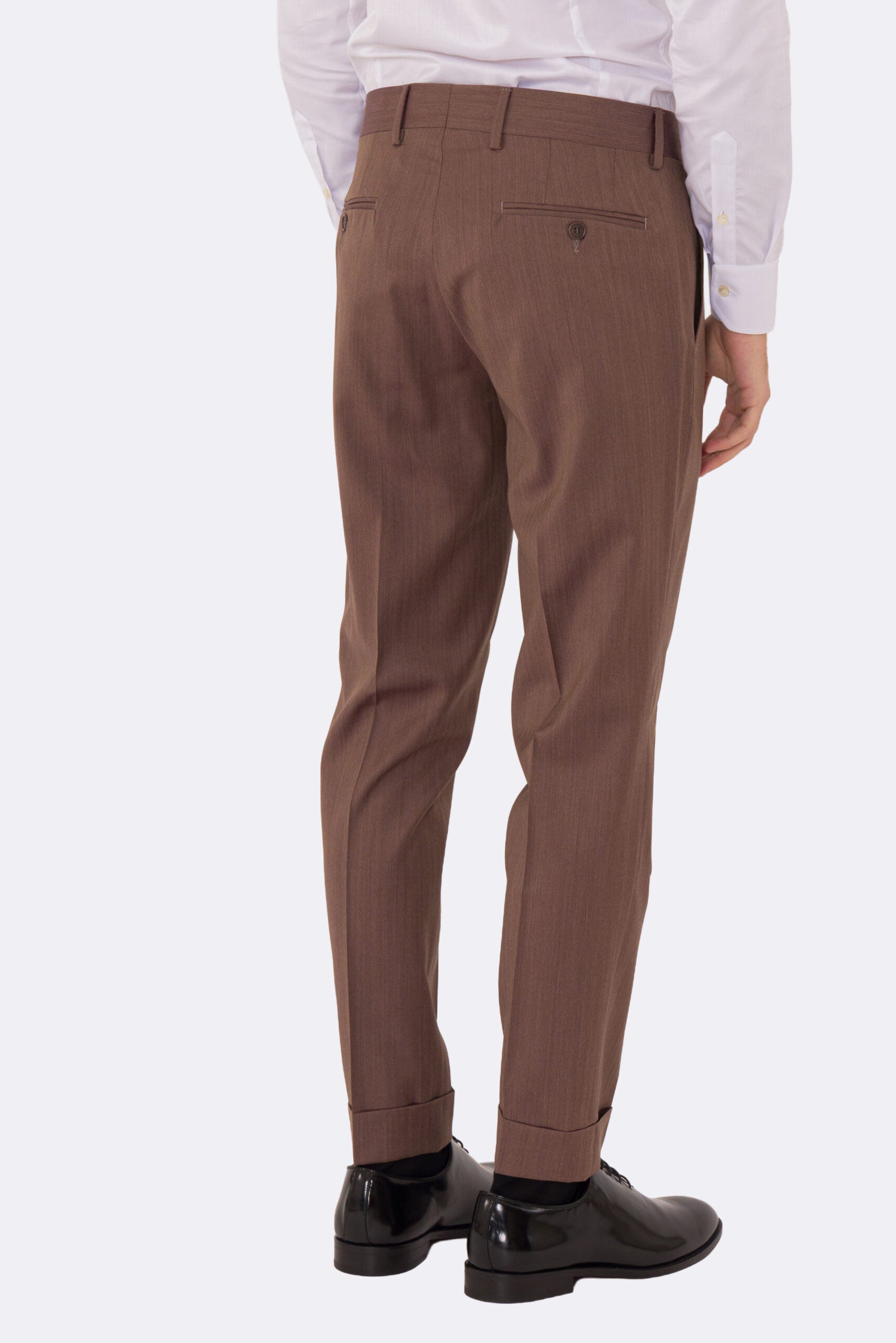Abito uomo Doppiopetto Marrone Solaro fresco lana super 110's Tessuti in esclusiva Sartoria Carillo completamente sfoderato con Rever a lancia e tasche a filetto.