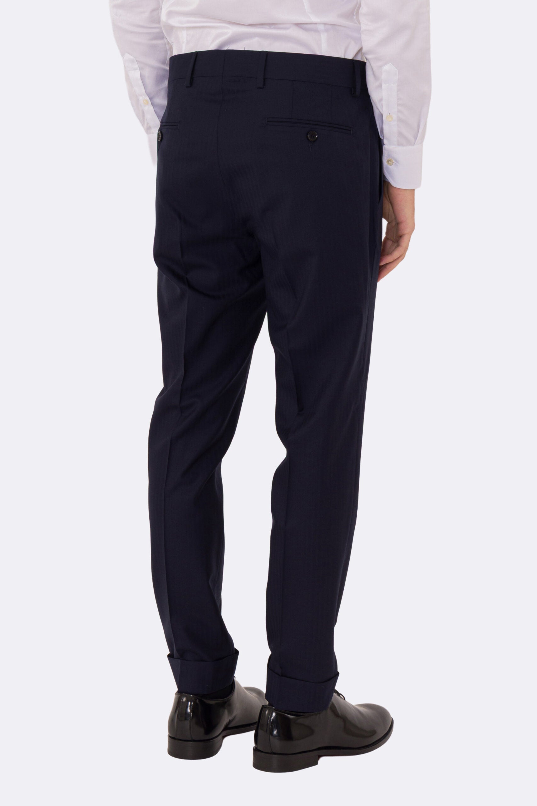 Abito uomo Doppiopetto Blu spigato fresco lana super 150's Tessuti in esclusiva Sartoria Carillo completamente sfoderato con Rever a lancia e tasche a filetto .