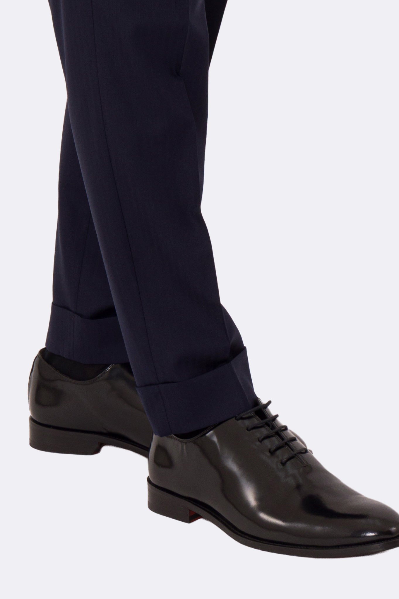 Abito uomo Doppiopetto Blu spigato fresco lana super 150's Tessuti in esclusiva Sartoria Carillo completamente sfoderato con Rever a lancia e tasche a filetto .