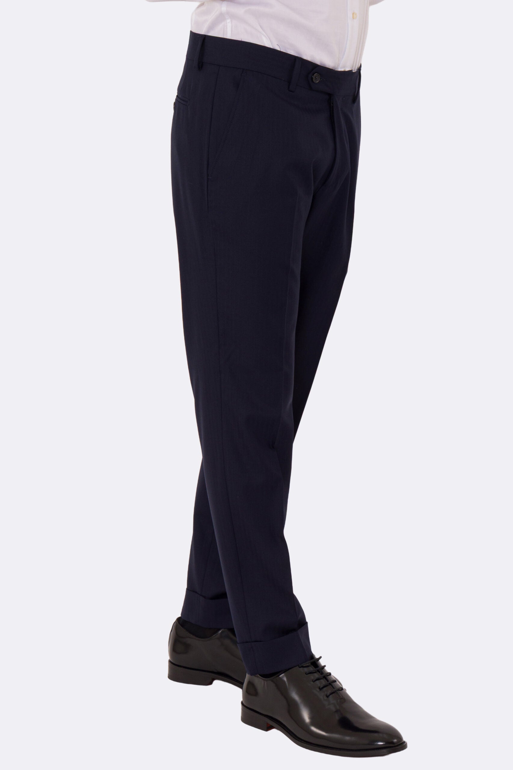 Abito uomo Doppiopetto Blu spigato fresco lana super 150's Tessuti in esclusiva Sartoria Carillo completamente sfoderato con Rever a lancia e tasche a filetto .