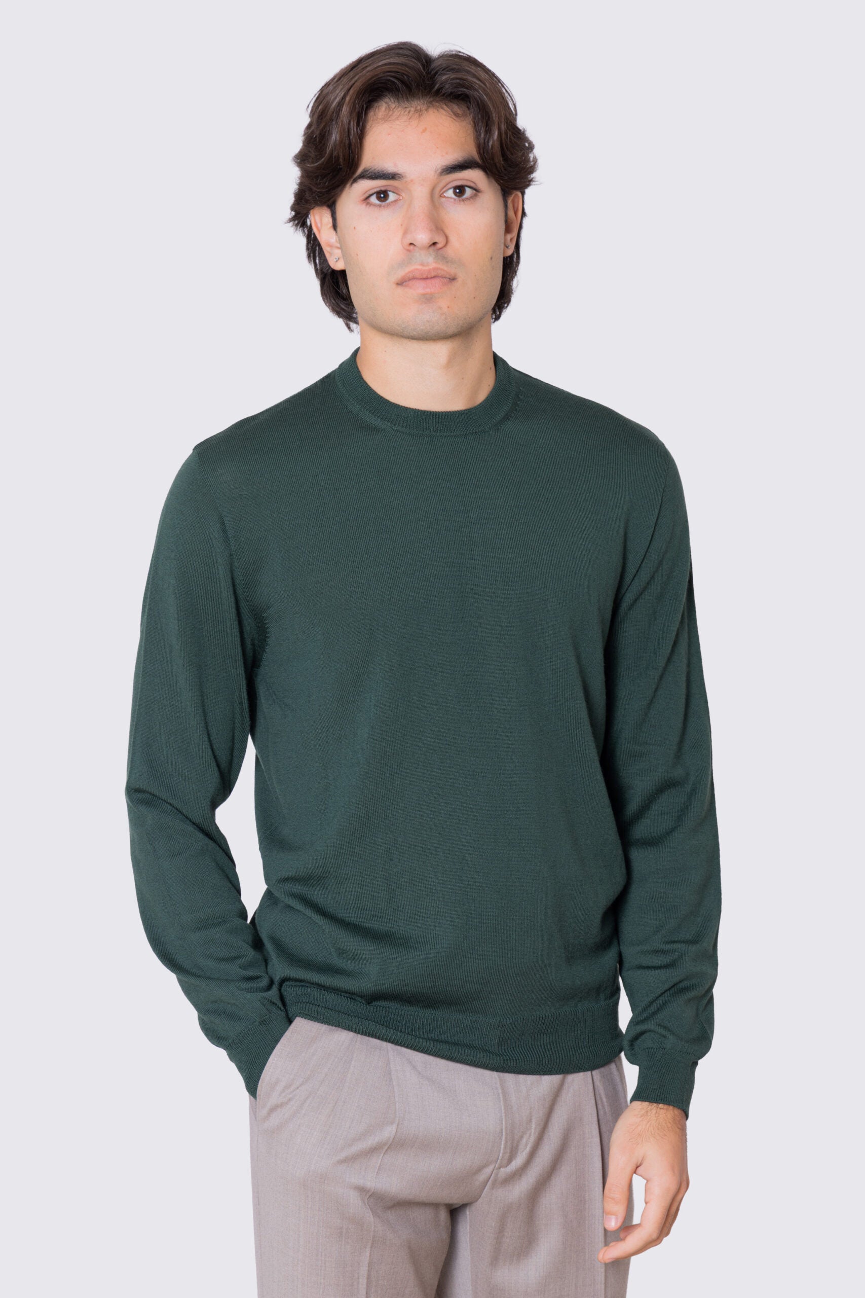 Maglione girocollo verde in lana merinos 100% costruzione tubolare senza cuciture rifinito a mano tinta unita con elastici sulle maniche e sul fondo Finezza 12