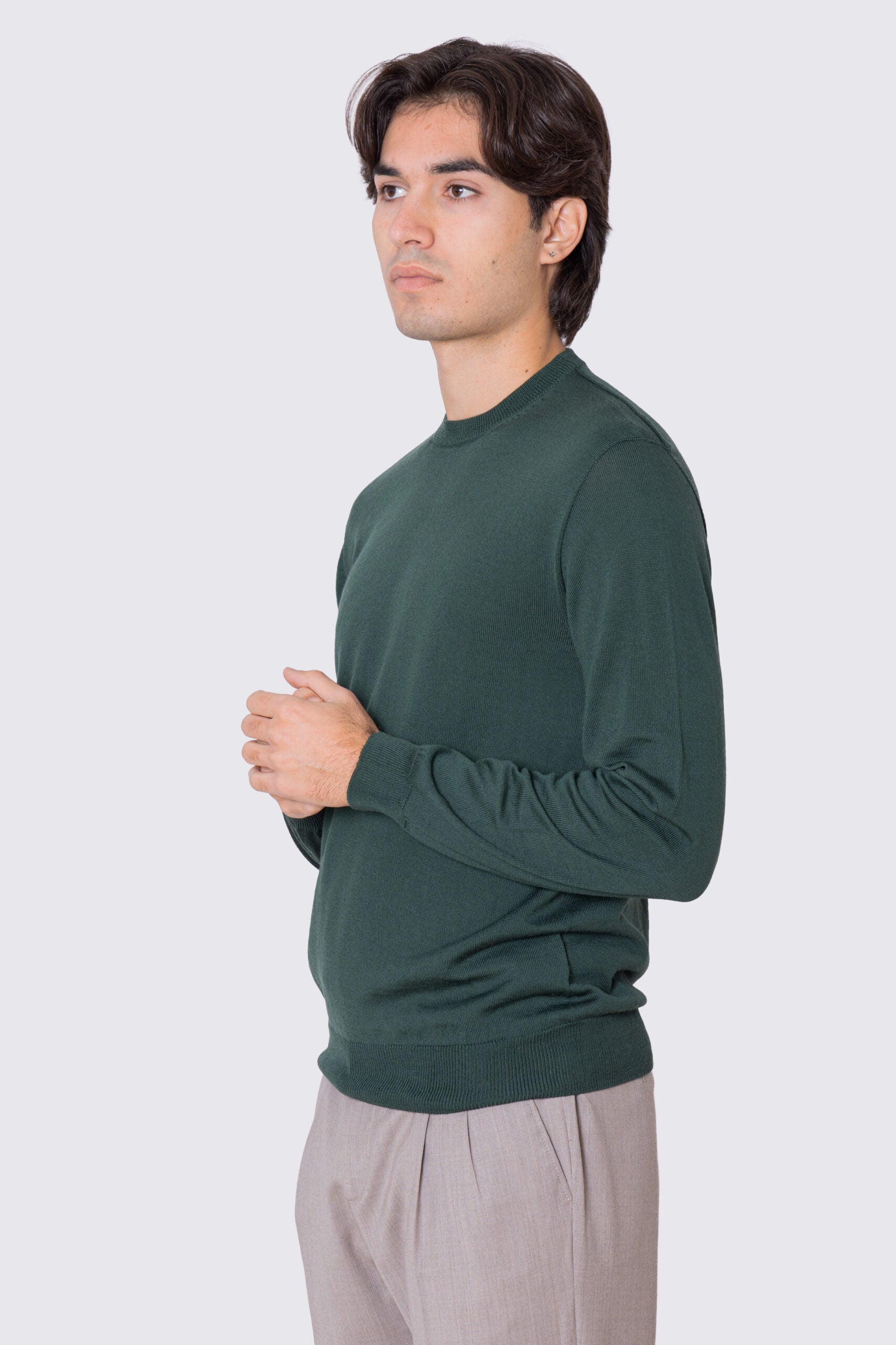 Maglione girocollo verde in lana merinos 100% costruzione tubolare senza cuciture rifinito a mano tinta unita con elastici sulle maniche e sul fondo Finezza 12
