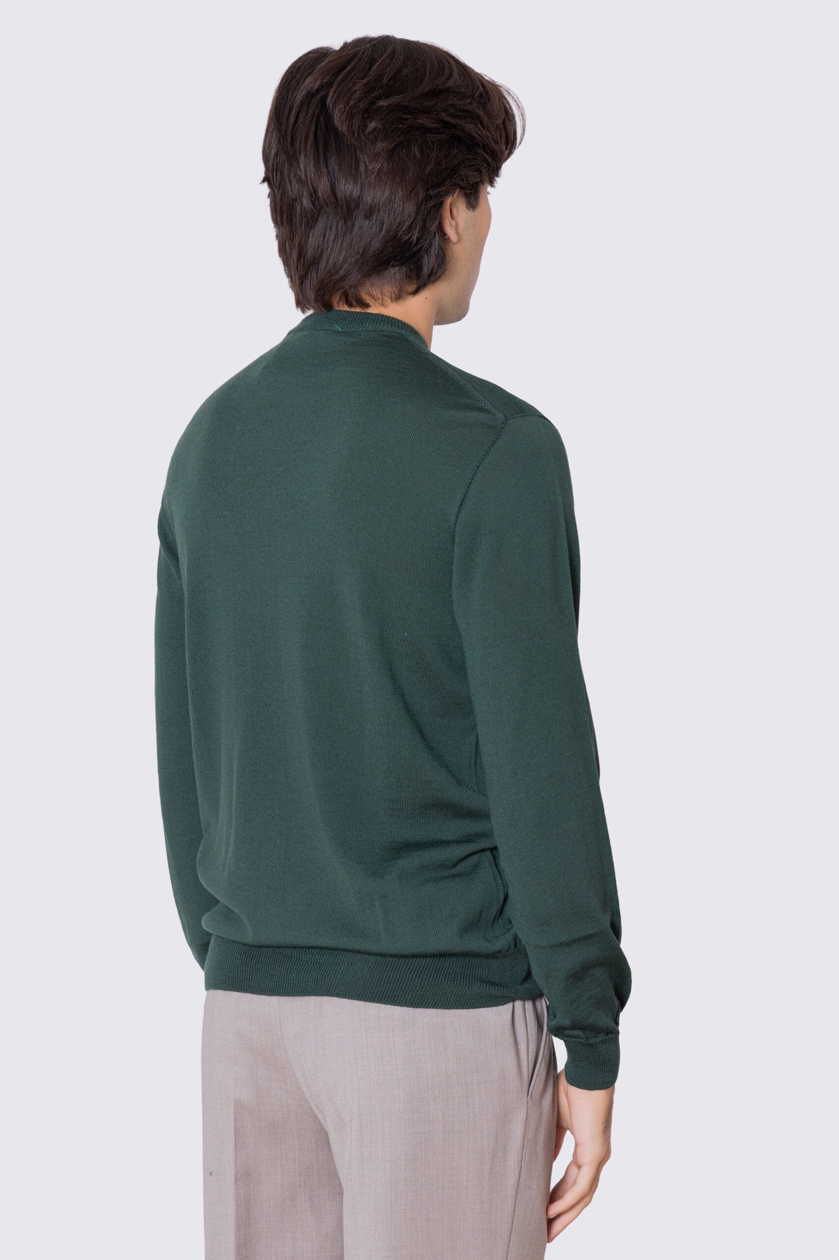 Maglione girocollo verde in lana merinos 100% costruzione tubolare senza cuciture rifinito a mano tinta unita con elastici sulle maniche e sul fondo Finezza 12