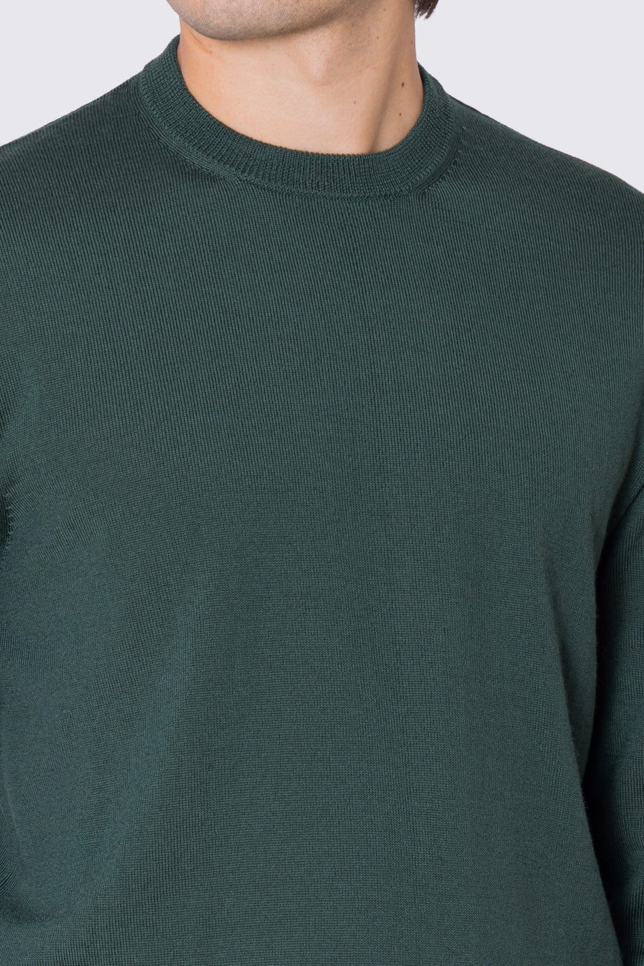 Maglione girocollo verde in lana merinos 100% costruzione tubolare senza cuciture rifinito a mano tinta unita con elastici sulle maniche e sul fondo Finezza 12
