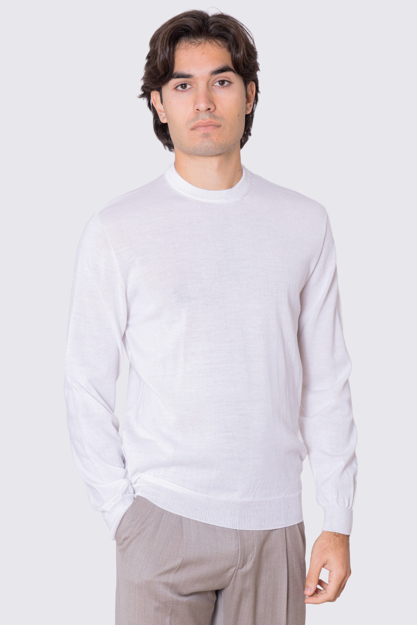 Maglione girocollo bianco in lana merinos 100% costruzione tubolare senza cuciture rifinito a mano tinta unita con elastici sulle maniche e sul fondo Finezza 12