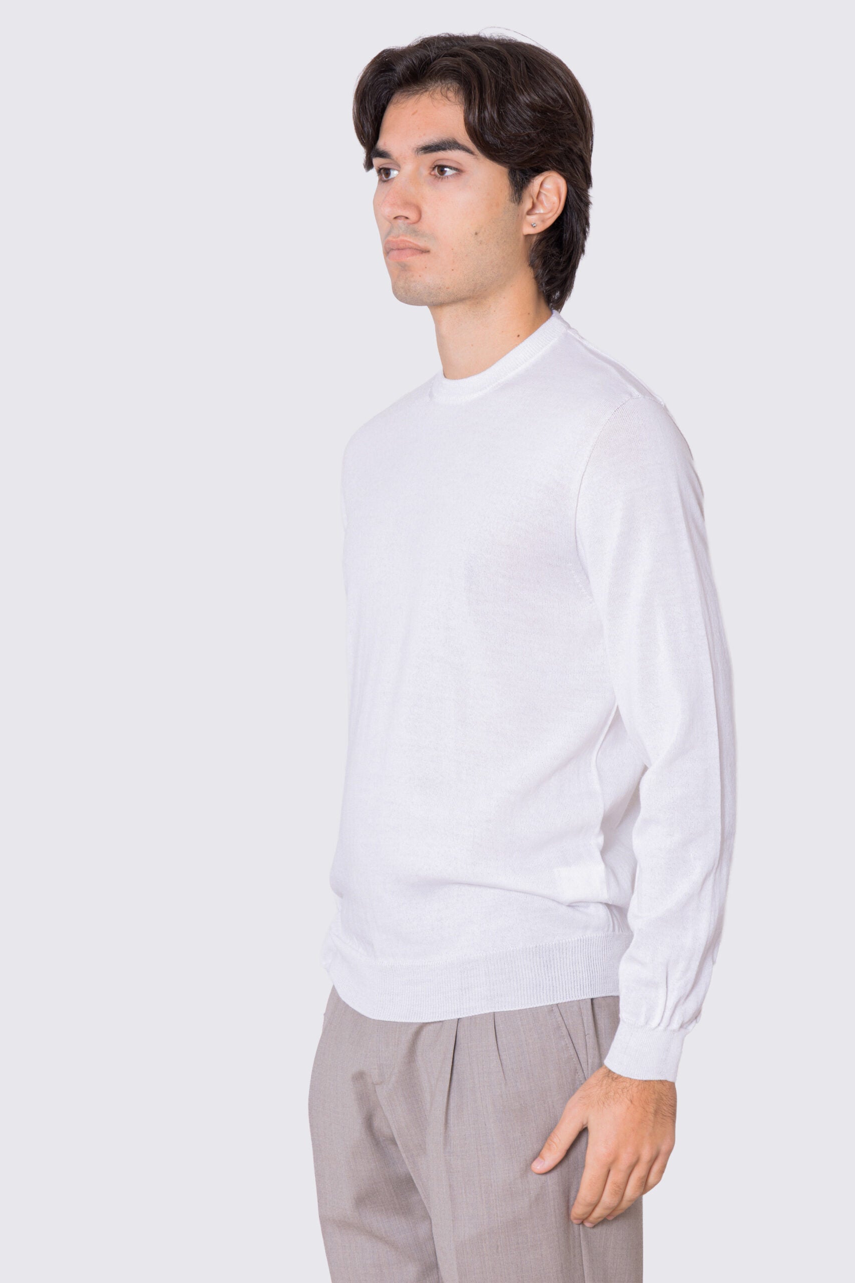 Maglione girocollo bianco in lana merinos 100% costruzione tubolare senza cuciture rifinito a mano tinta unita con elastici sulle maniche e sul fondo Finezza 12