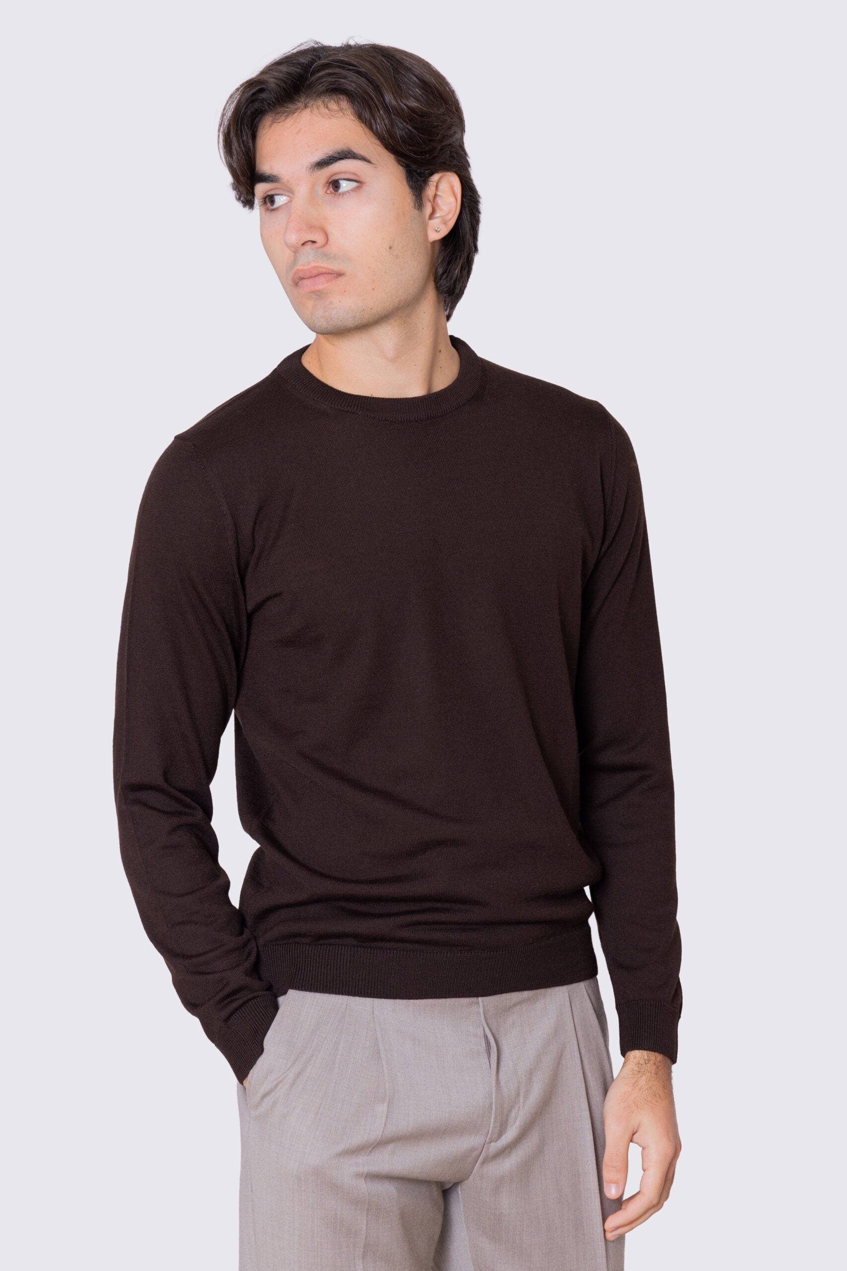 Maglione girocollo Marrone in lana merinos 100% costruzione tubolare senza cuciture rifinito a mano tinta unita con elastici sulle maniche e sul fondo Finezza 12