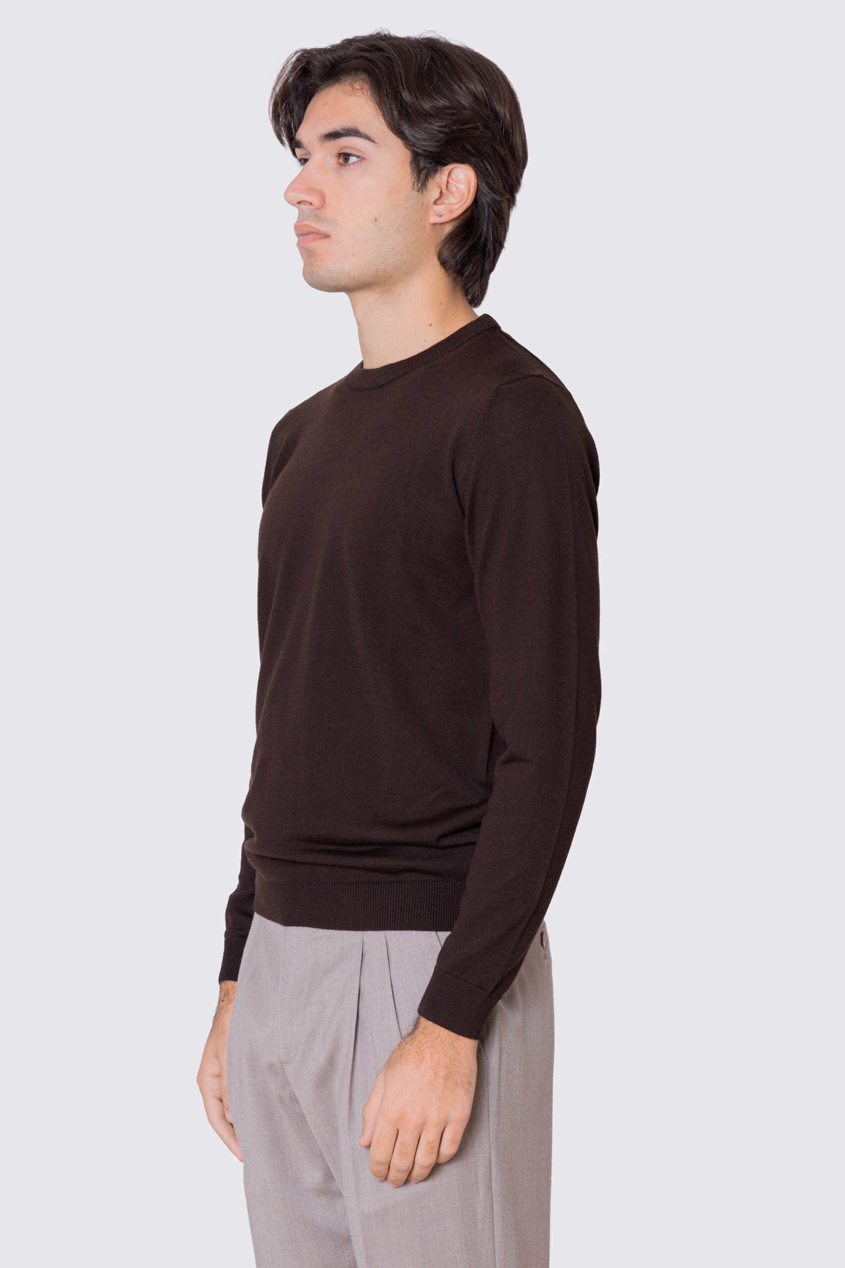 Maglione girocollo Marrone in lana merinos 100% costruzione tubolare senza cuciture rifinito a mano tinta unita con elastici sulle maniche e sul fondo Finezza 12