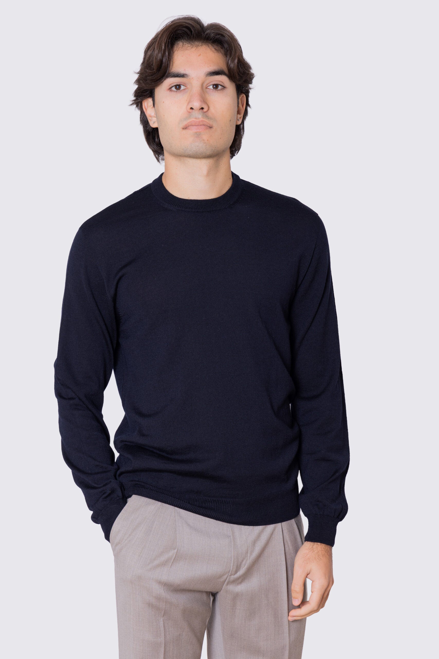 Maglione girocollo Blu notte in lana merinos 100% costruzione tubolare senza cuciture rifinito a mano tinta unita con elastici sulle maniche e sul fondo Finezza 12