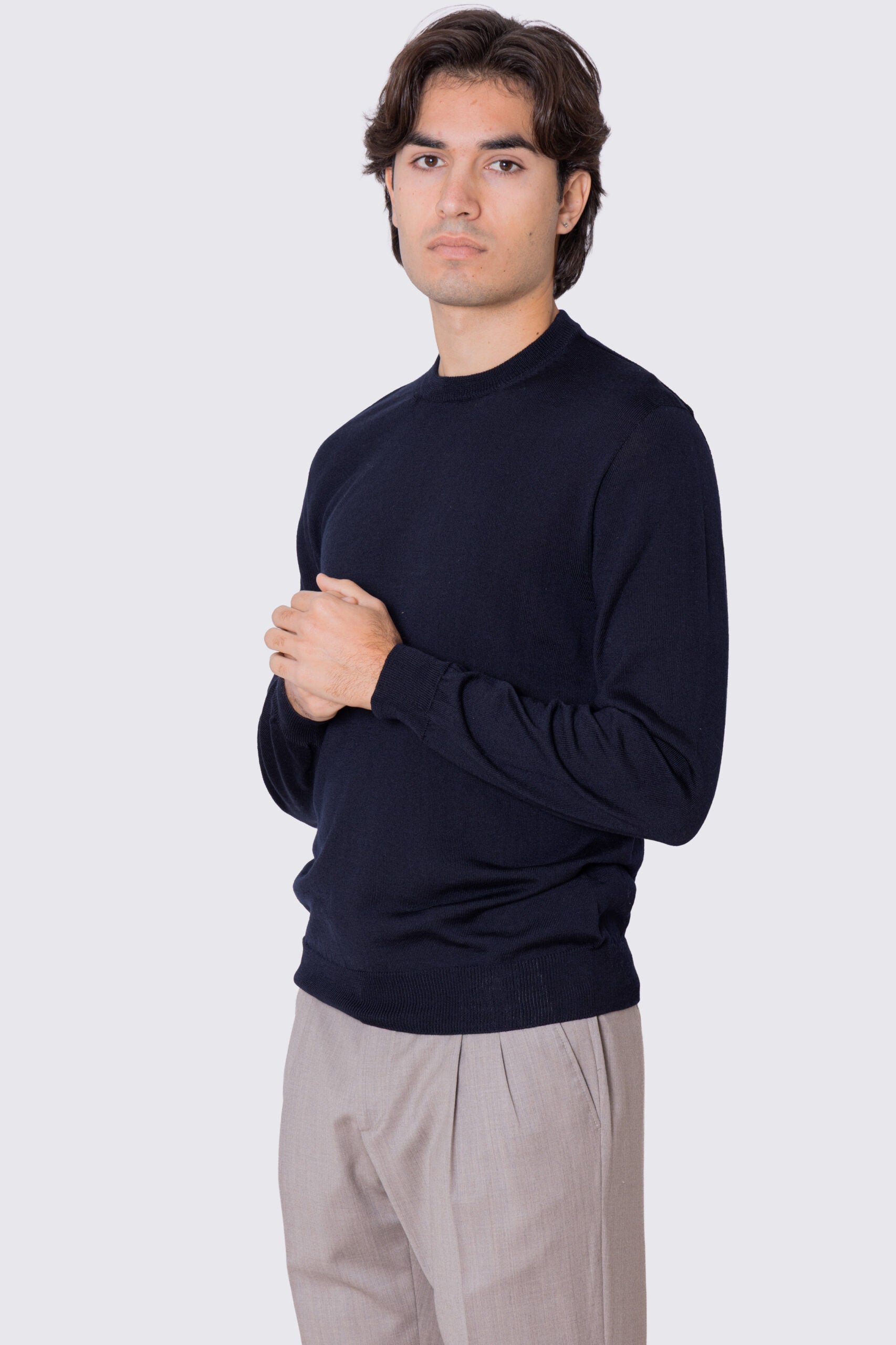 Maglione girocollo Blu notte in lana merinos 100% costruzione tubolare senza cuciture rifinito a mano tinta unita con elastici sulle maniche e sul fondo Finezza 12