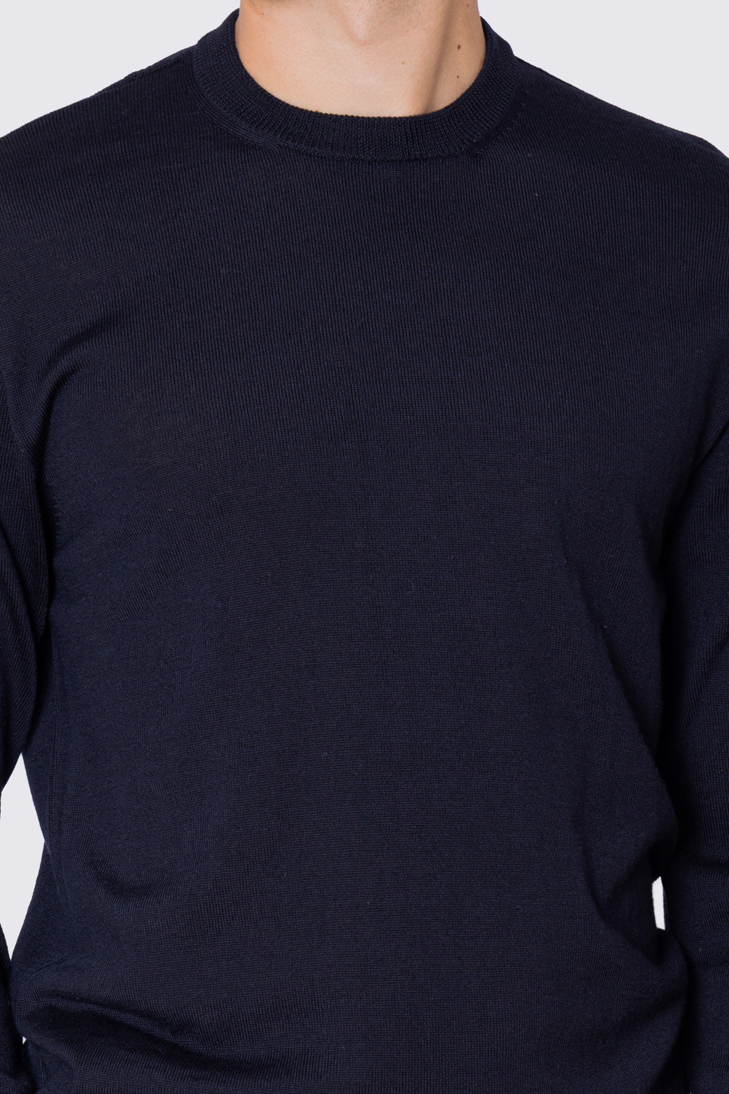 Maglione girocollo Blu notte in lana merinos 100% costruzione tubolare senza cuciture rifinito a mano tinta unita con elastici sulle maniche e sul fondo Finezza 12