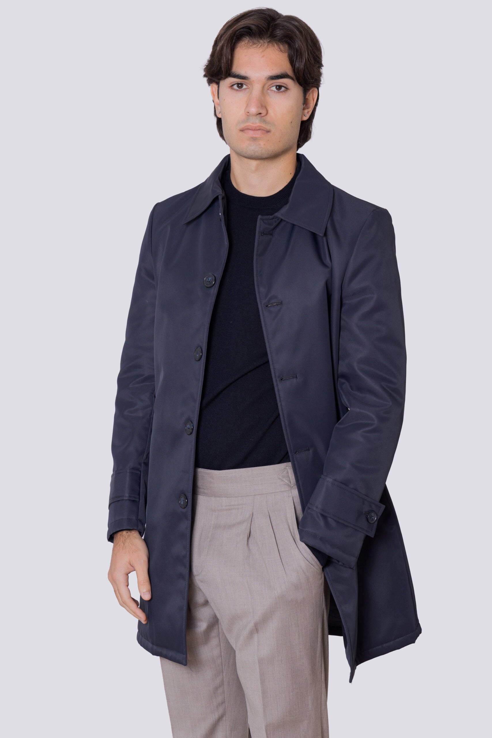 Cappotto blu notte in nylon monopetto con collo camicia tasche a filo e fascia sui polsi con bottone spacco singolo sul retro