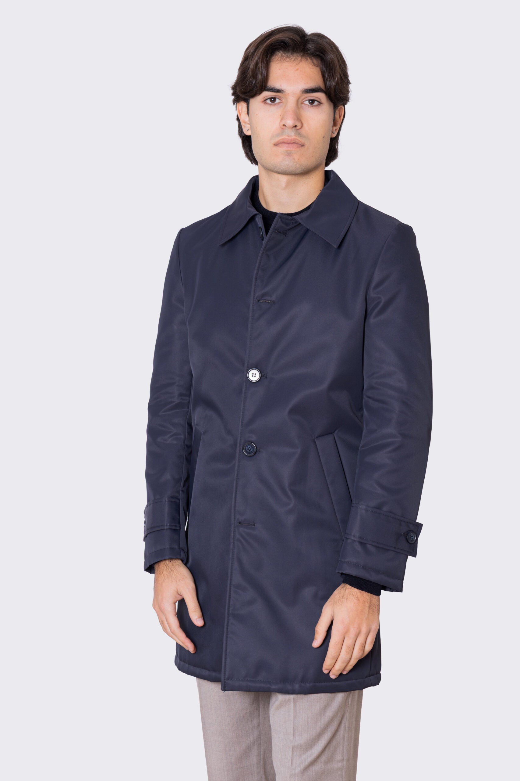 Cappotto blu notte in nylon monopetto con collo camicia tasche a filo e fascia sui polsi con bottone spacco singolo sul retro