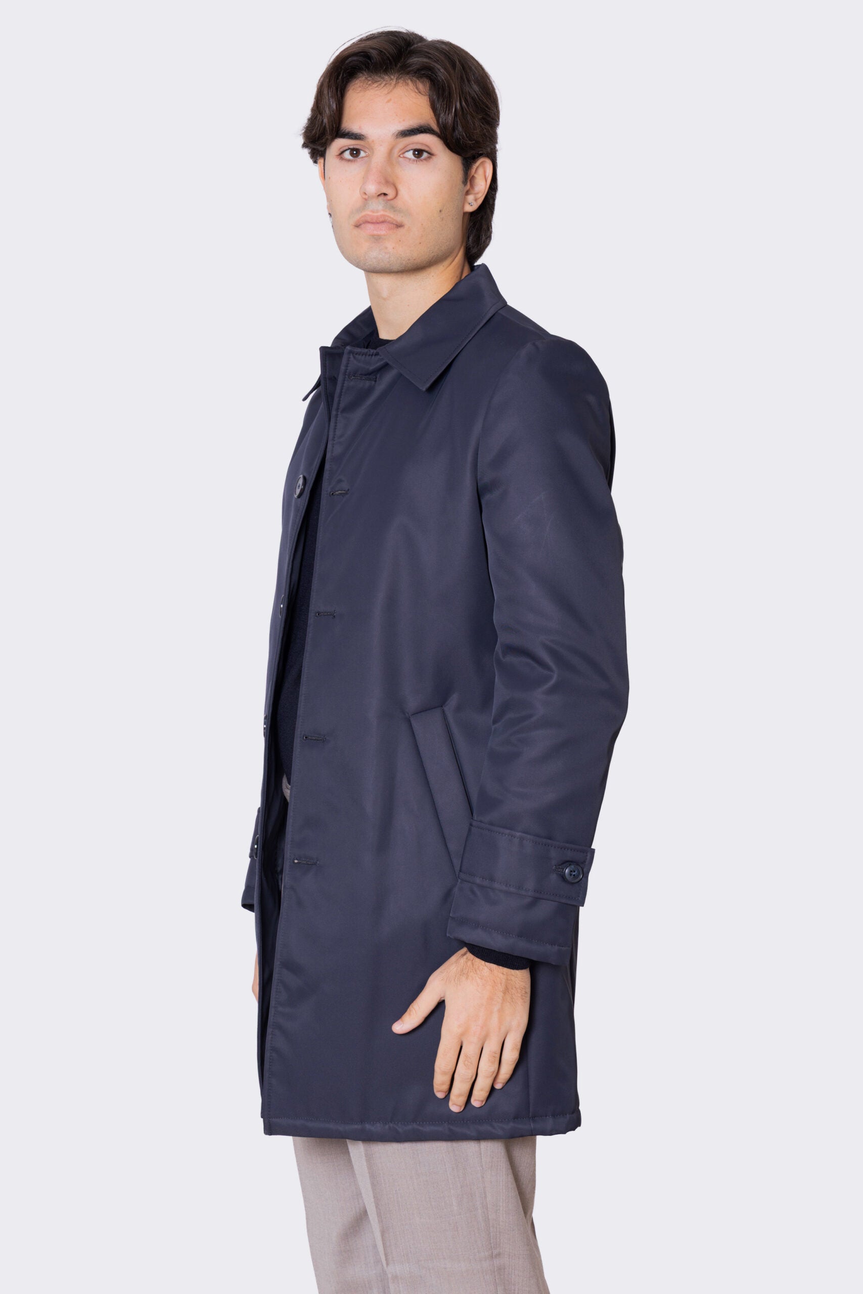 Cappotto blu notte in nylon monopetto con collo camicia tasche a filo e fascia sui polsi con bottone spacco singolo sul retro