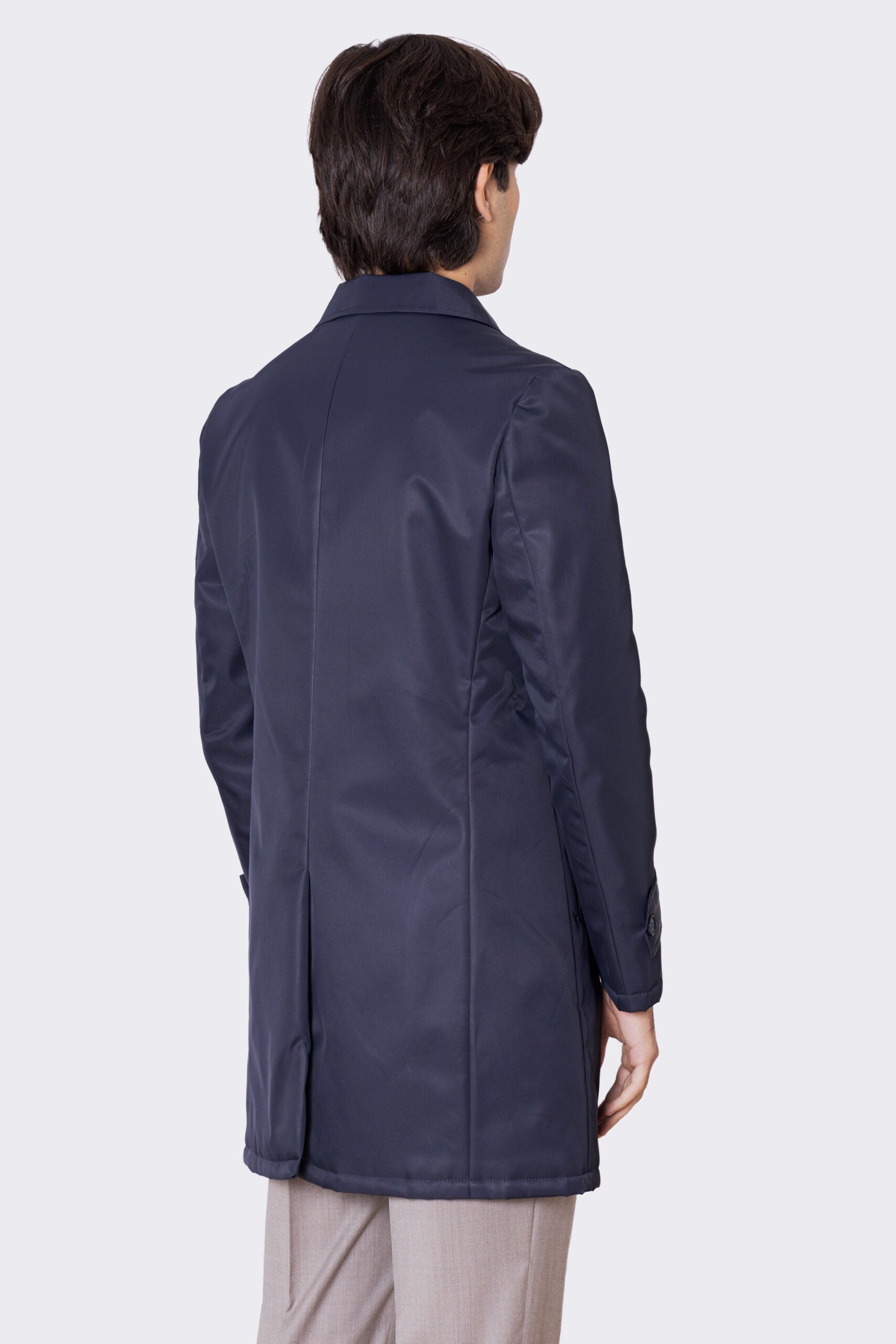 Cappotto blu notte in nylon monopetto con collo camicia tasche a filo e fascia sui polsi con bottone spacco singolo sul retro