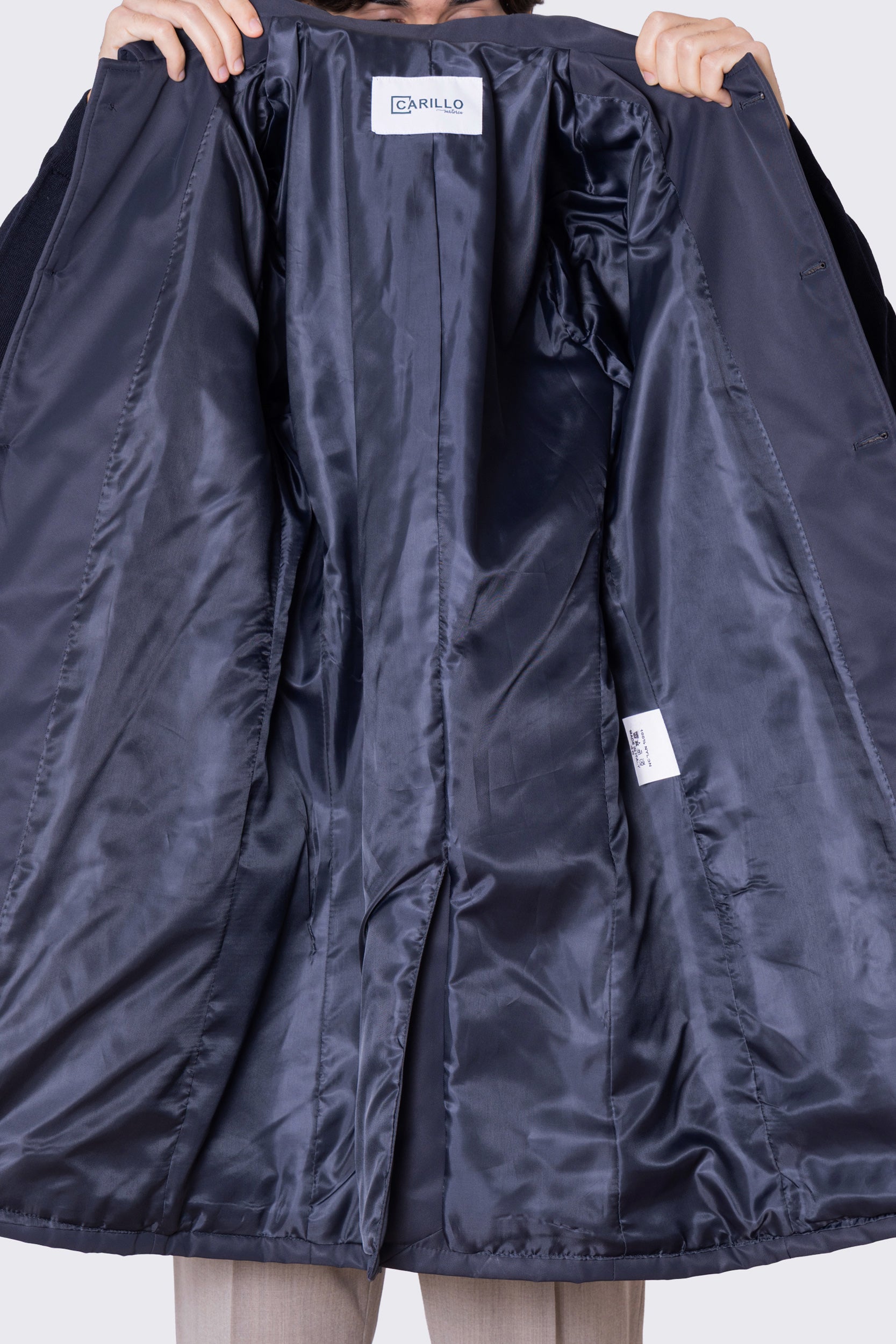 Cappotto blu notte in nylon monopetto con collo camicia tasche a filo e fascia sui polsi con bottone spacco singolo sul retro
