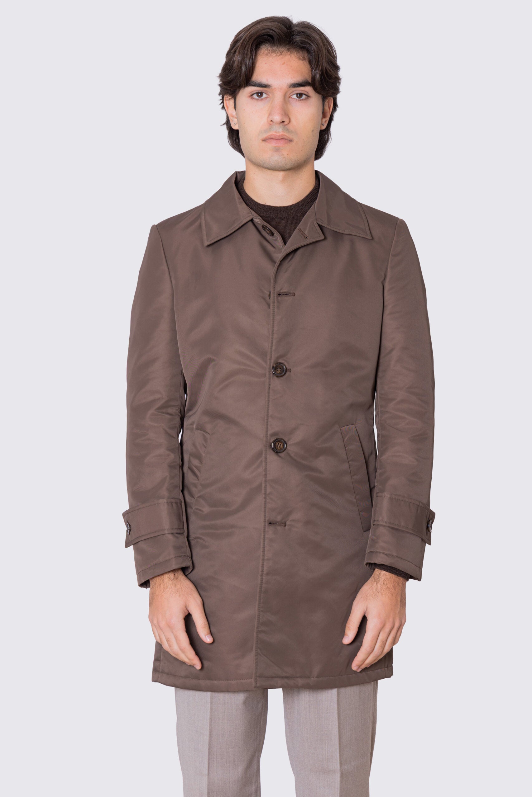 Cappotto Marrone in nylon monopetto con collo camicia tasche a filo e fascia sui polsi con bottone spacco singolo sul retro