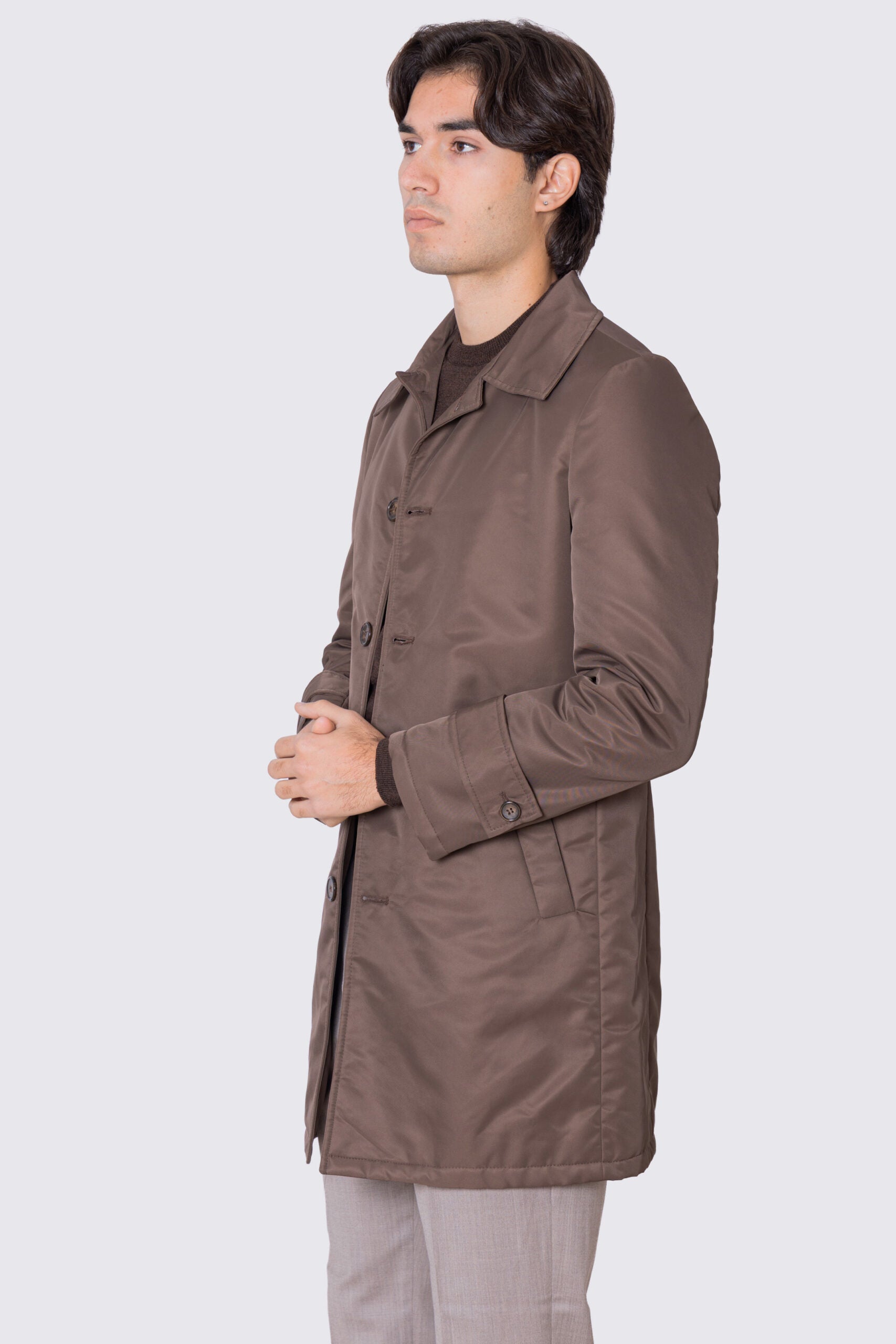 Cappotto Marrone in nylon monopetto con collo camicia tasche a filo e fascia sui polsi con bottone spacco singolo sul retro