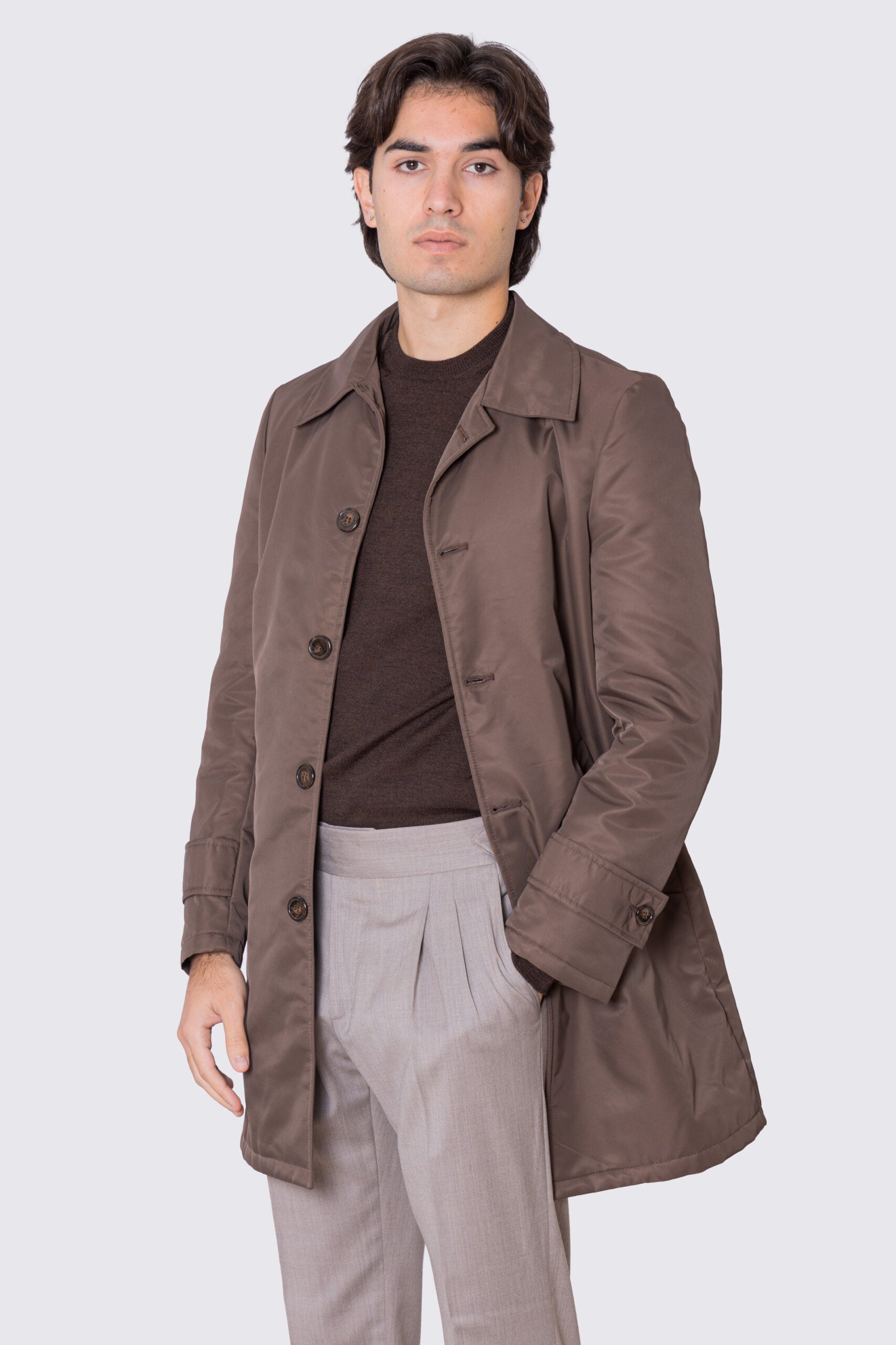 Cappotto Marrone in nylon monopetto con collo camicia tasche a filo e fascia sui polsi con bottone spacco singolo sul retro