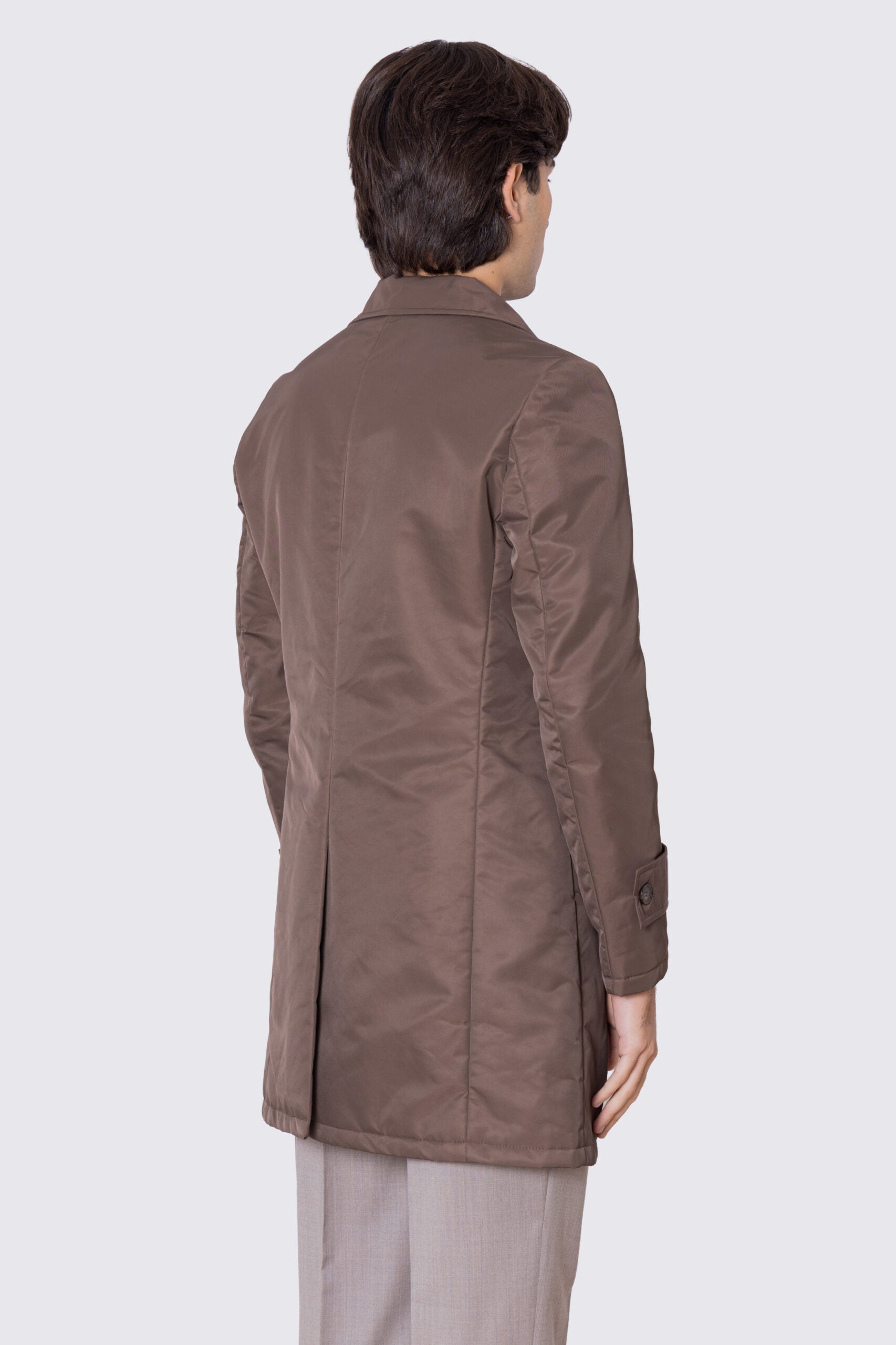 Cappotto Marrone in nylon monopetto con collo camicia tasche a filo e fascia sui polsi con bottone spacco singolo sul retro