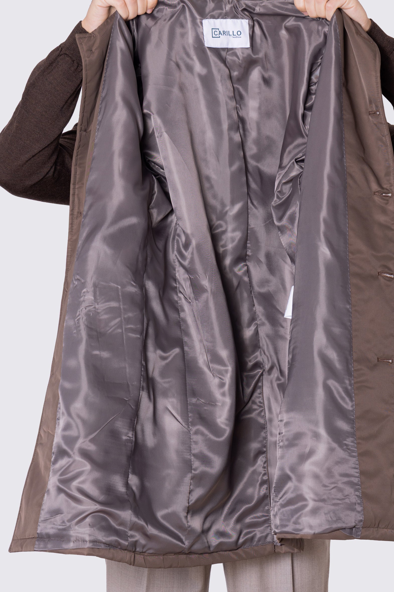 Cappotto Marrone in nylon monopetto con collo camicia tasche a filo e fascia sui polsi con bottone spacco singolo sul retro