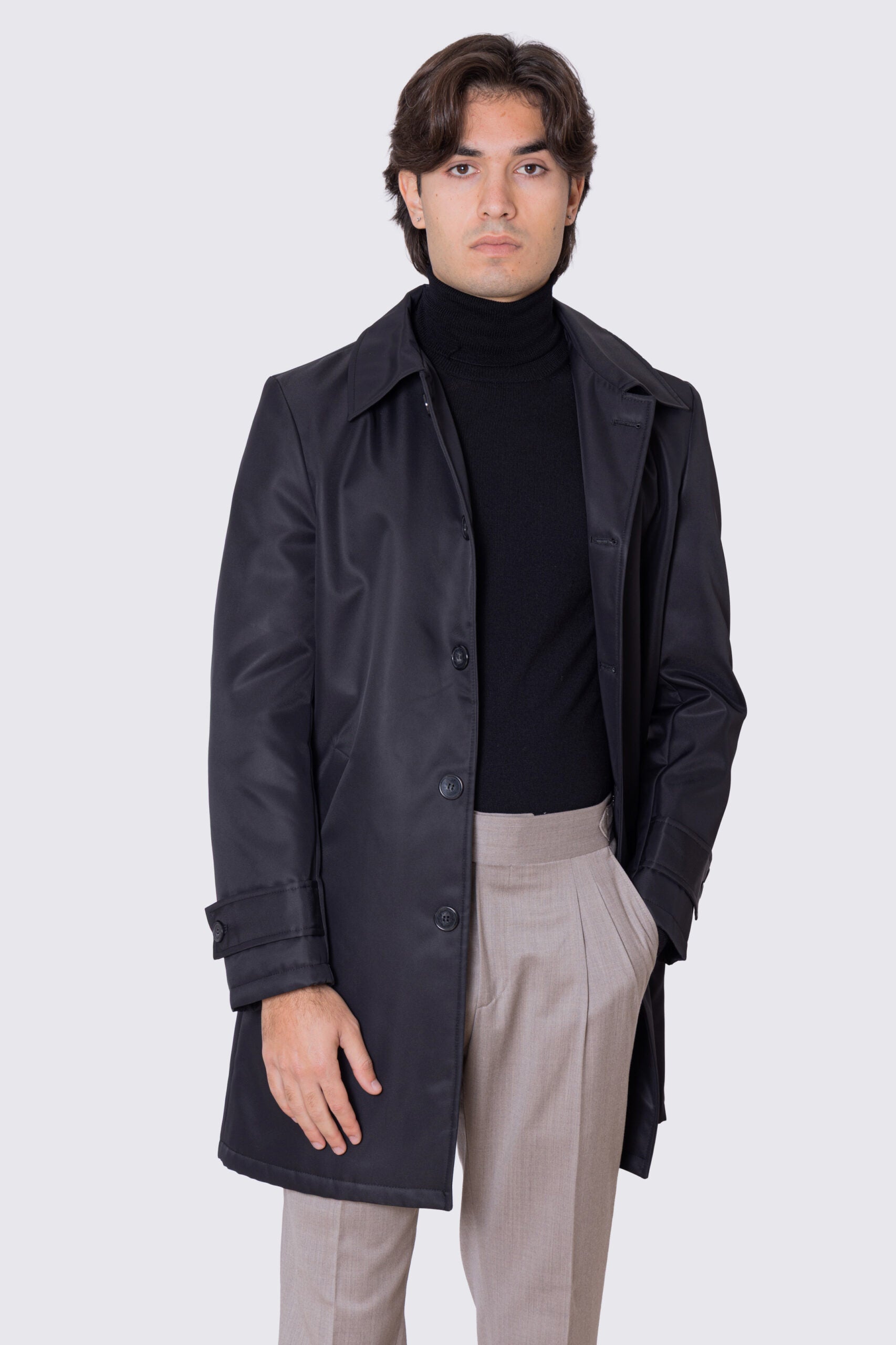 Cappotto nero in nylon monopetto con collo camicia tasche a filo e fascia sui polsi con bottone spacco singolo sul retro