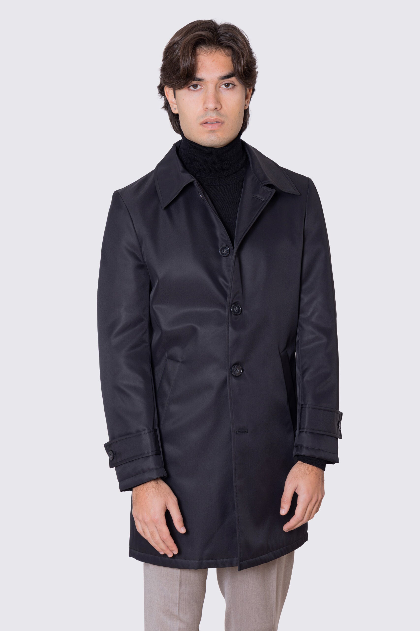 Cappotto nero in nylon monopetto con collo camicia tasche a filo e fascia sui polsi con bottone spacco singolo sul retro