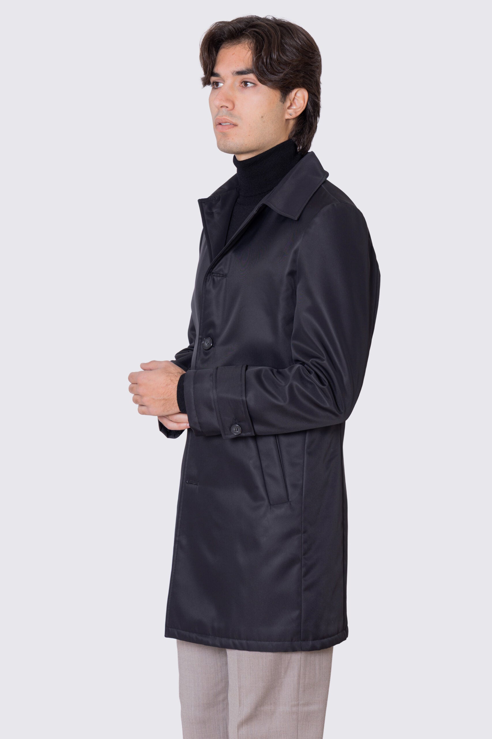 Cappotto nero in nylon monopetto con collo camicia tasche a filo e fascia sui polsi con bottone spacco singolo sul retro