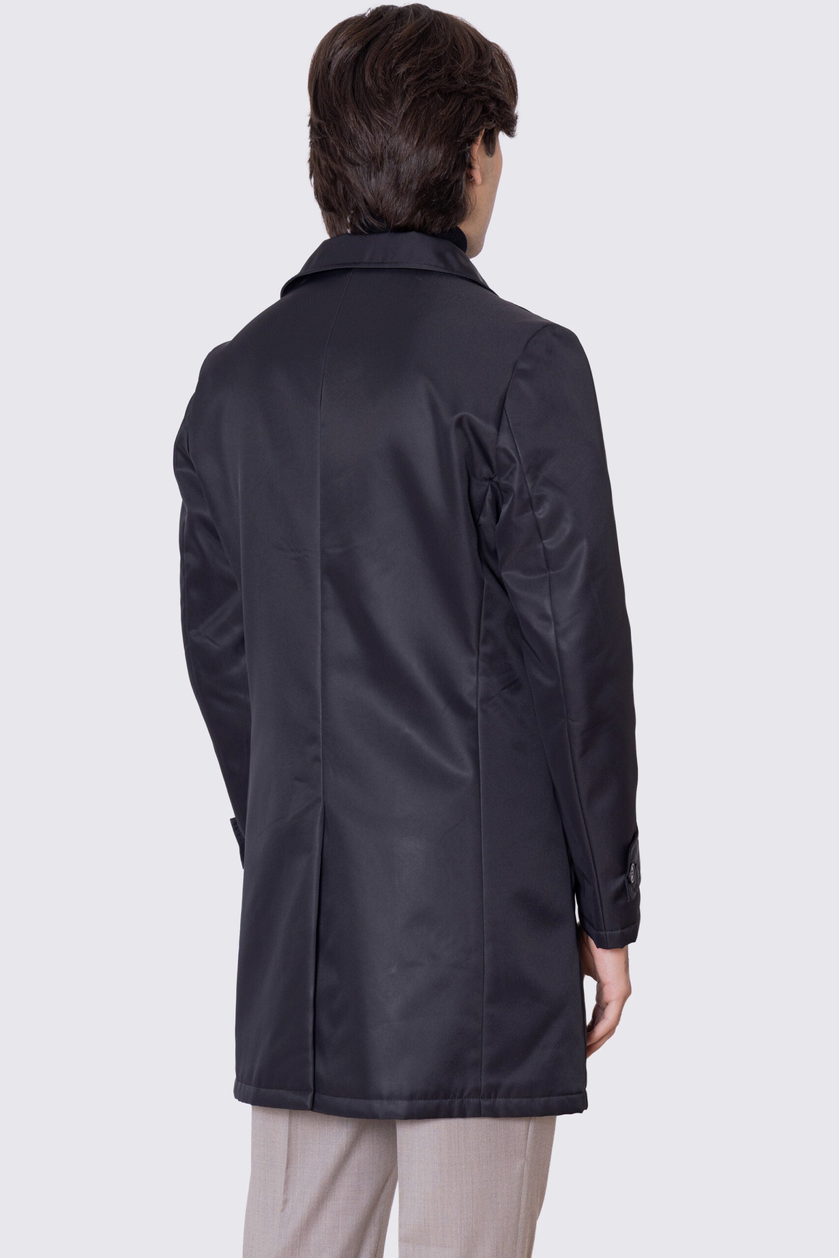 Cappotto nero in nylon monopetto con collo camicia tasche a filo e fascia sui polsi con bottone spacco singolo sul retro