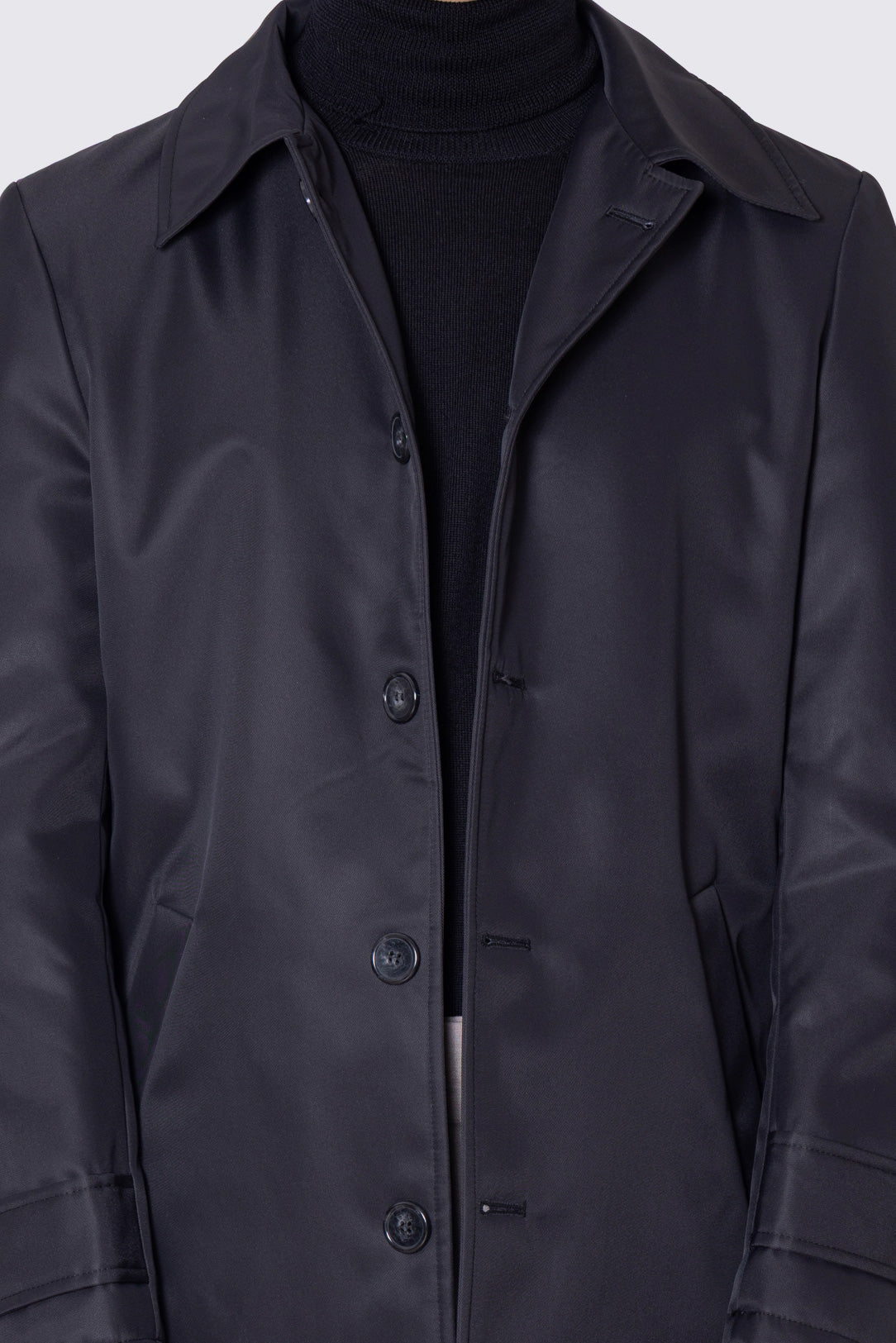 Cappotto nero in nylon monopetto con collo camicia tasche a filo e fascia sui polsi con bottone spacco singolo sul retro