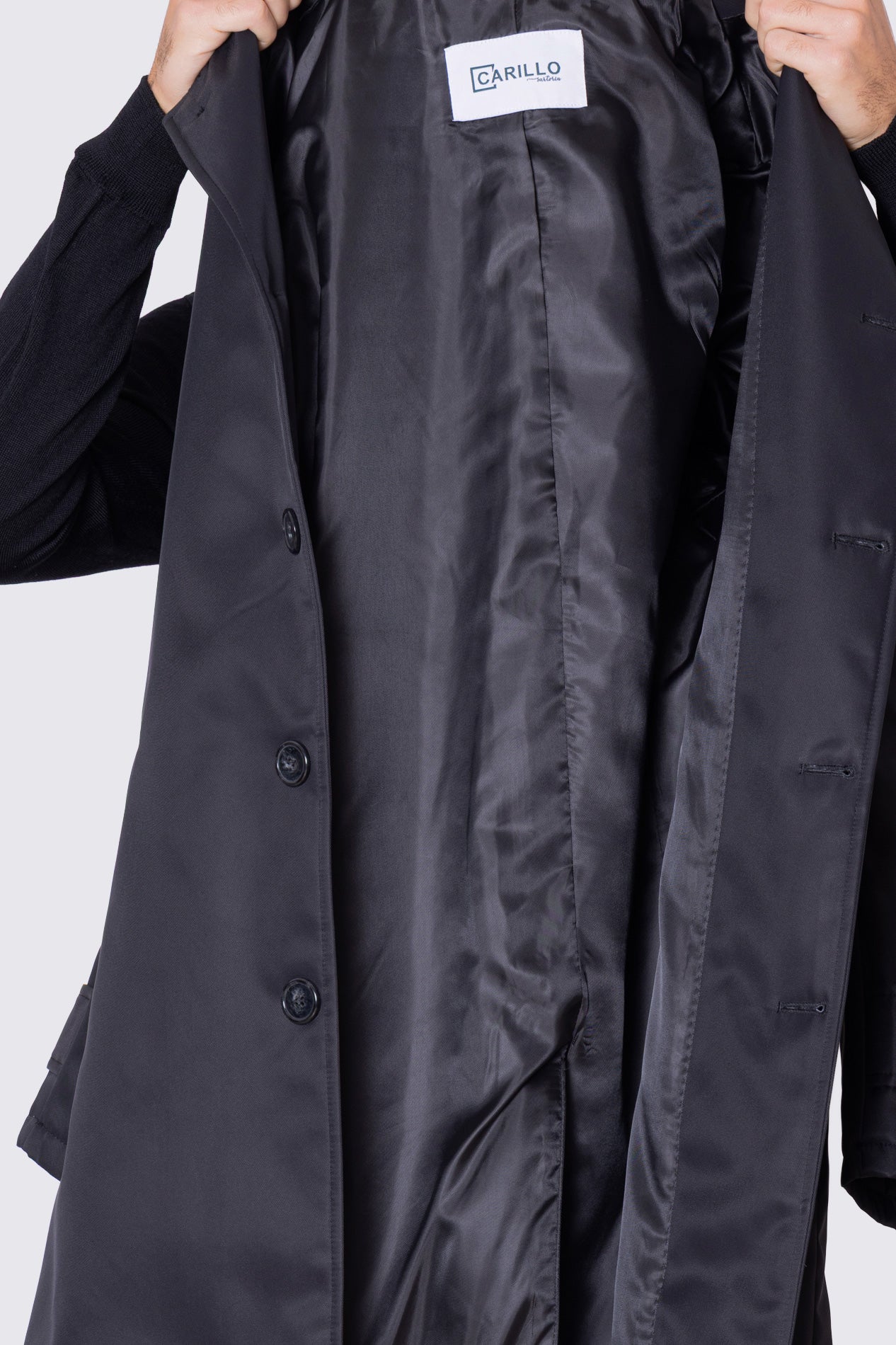 Cappotto nero in nylon monopetto con collo camicia tasche a filo e fascia sui polsi con bottone spacco singolo sul retro