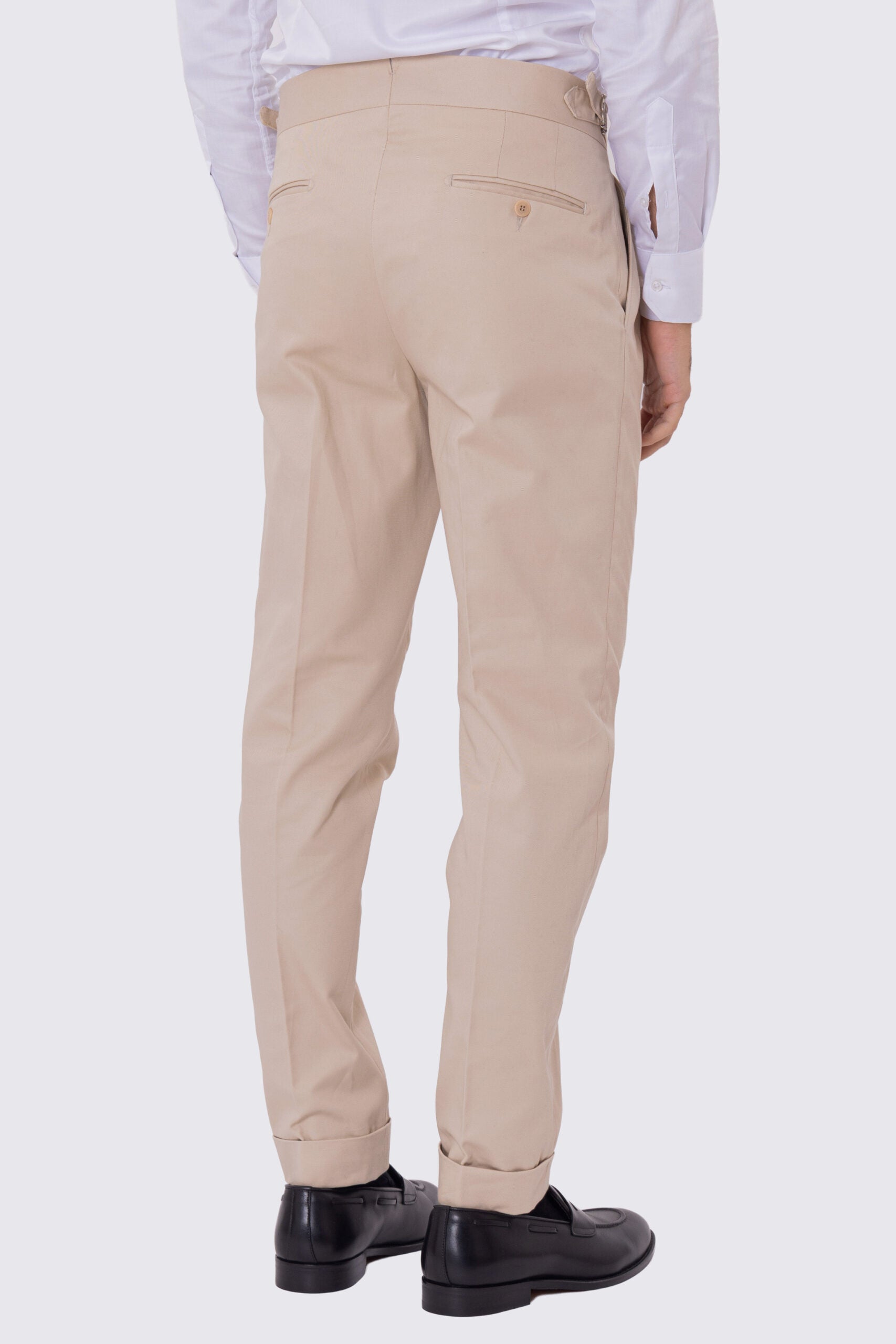 Pantalone uomo beige vita alta con fibbie laterali e doppia pinces tasca america in cotone 290gr invernale risvolto 5cm made in italy