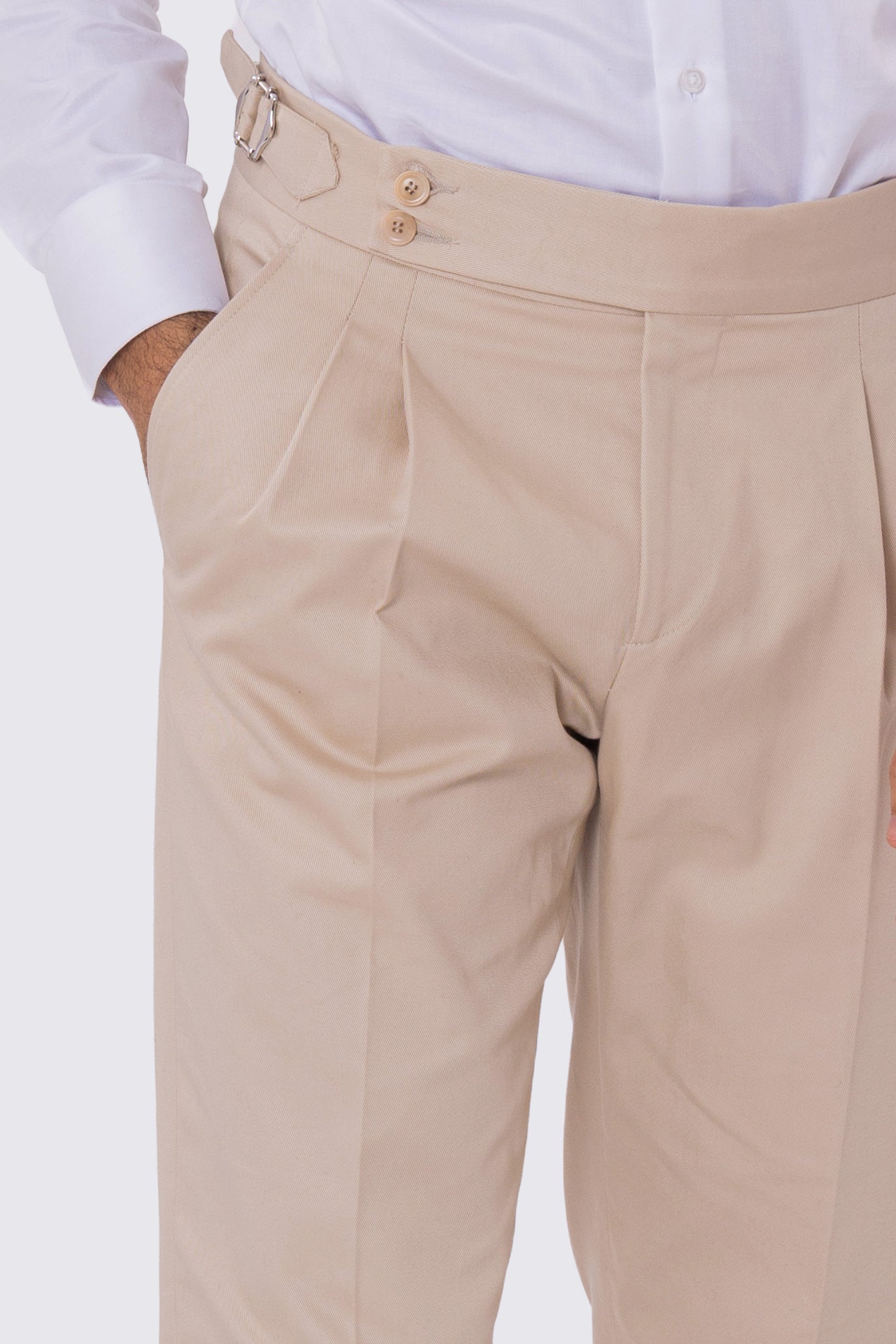 Pantalone uomo beige vita alta con fibbie laterali e doppia pinces tasca america in cotone 290gr invernale risvolto 5cm made in italy