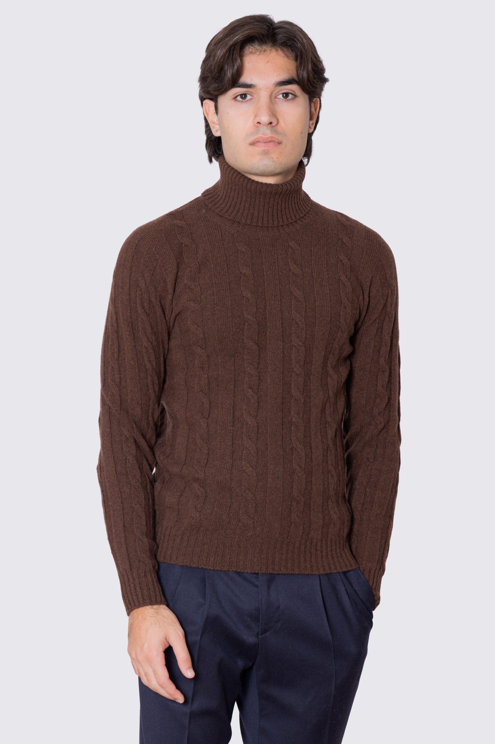 Dolcevita marrone in lana grossa e cashmere con treccia costruzione tubolare senza cuciture rifinito a mano Finezza 7