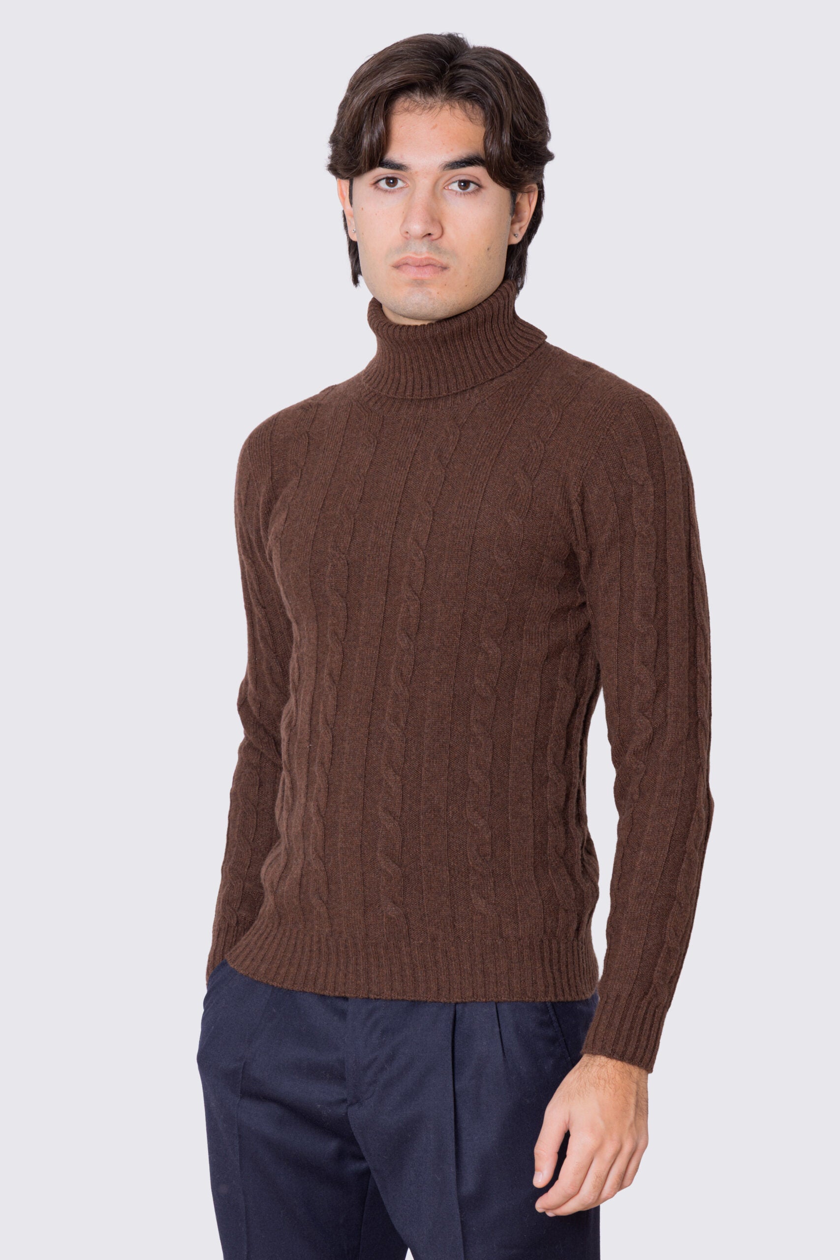 Dolcevita marrone in lana grossa e cashmere con treccia costruzione tubolare senza cuciture rifinito a mano Finezza 7