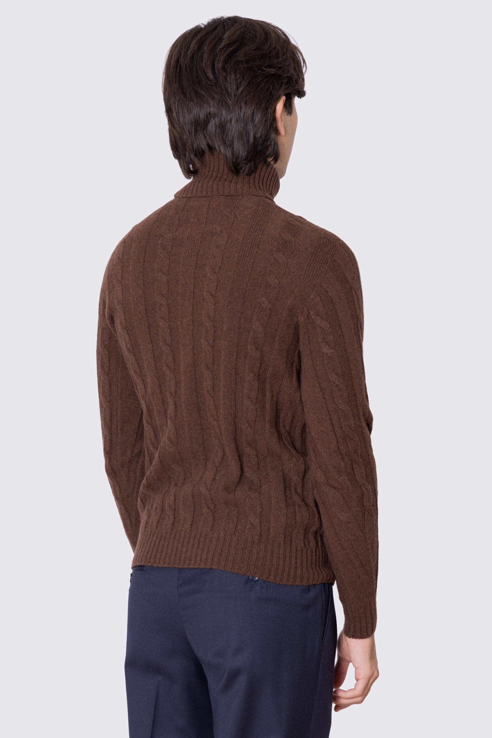 Dolcevita marrone in lana grossa e cashmere con treccia costruzione tubolare senza cuciture rifinito a mano Finezza 7