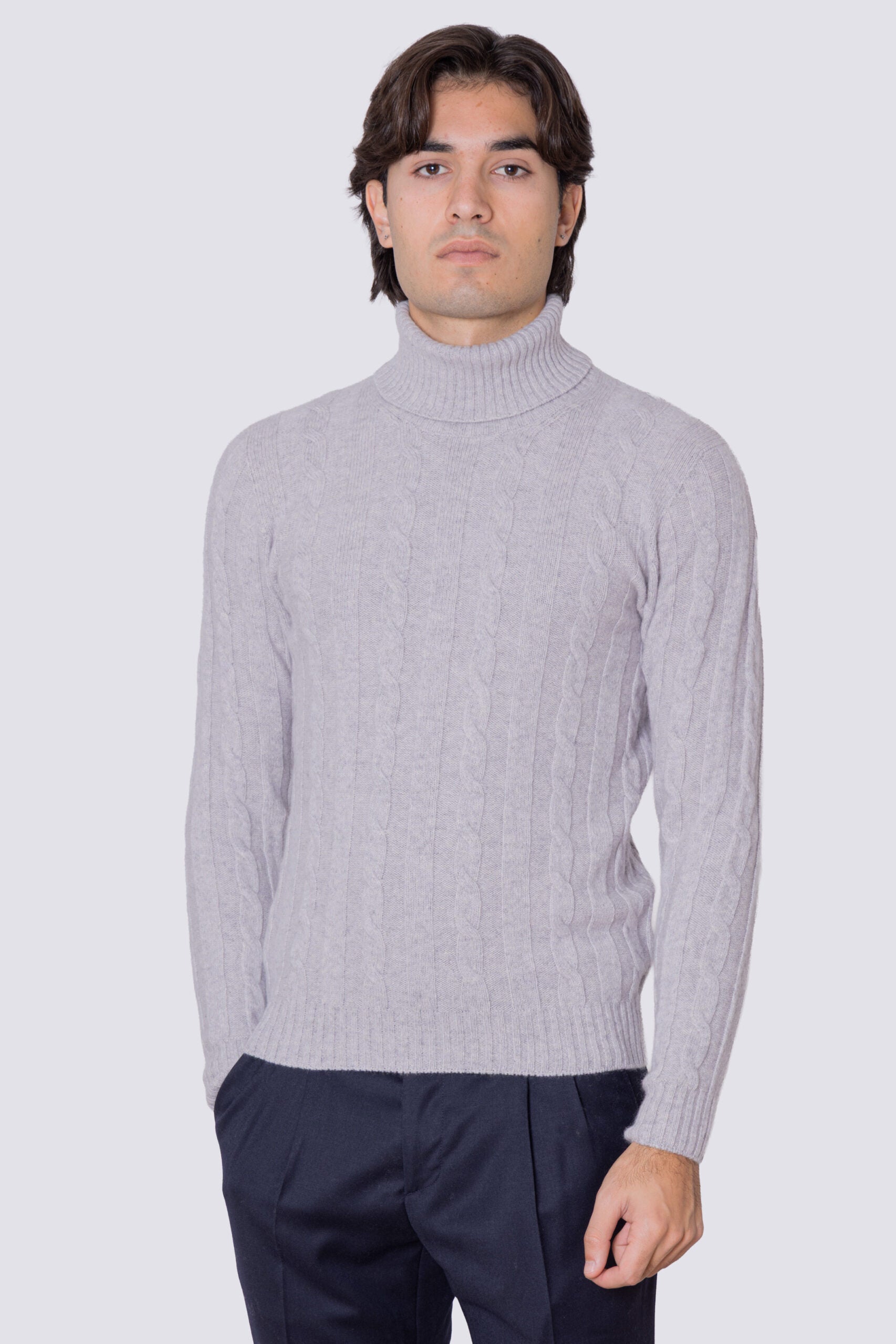 Dolcevita grigio in lana grossa e cashmere con treccia costruzione tubolare senza cuciture rifinito a mano Finezza 7