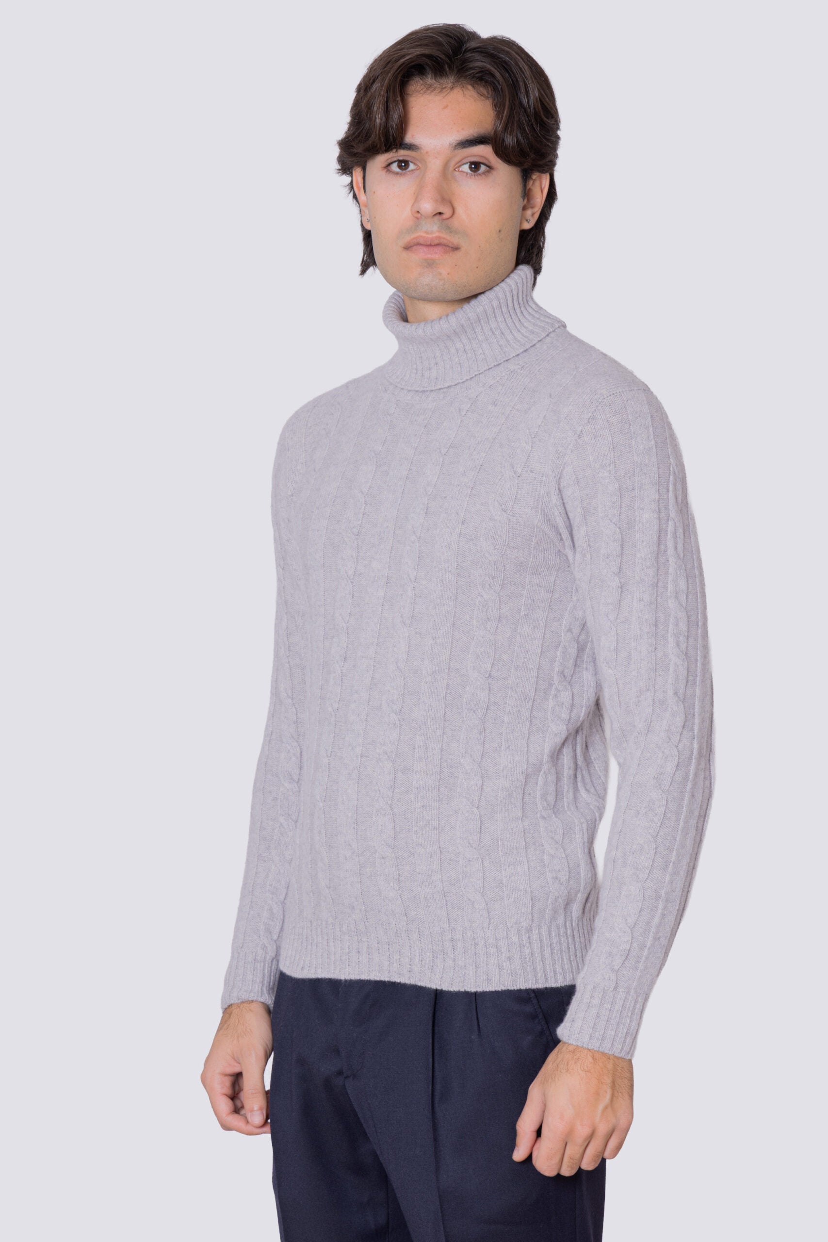 Dolcevita grigio in lana grossa e cashmere con treccia costruzione tubolare senza cuciture rifinito a mano Finezza 7