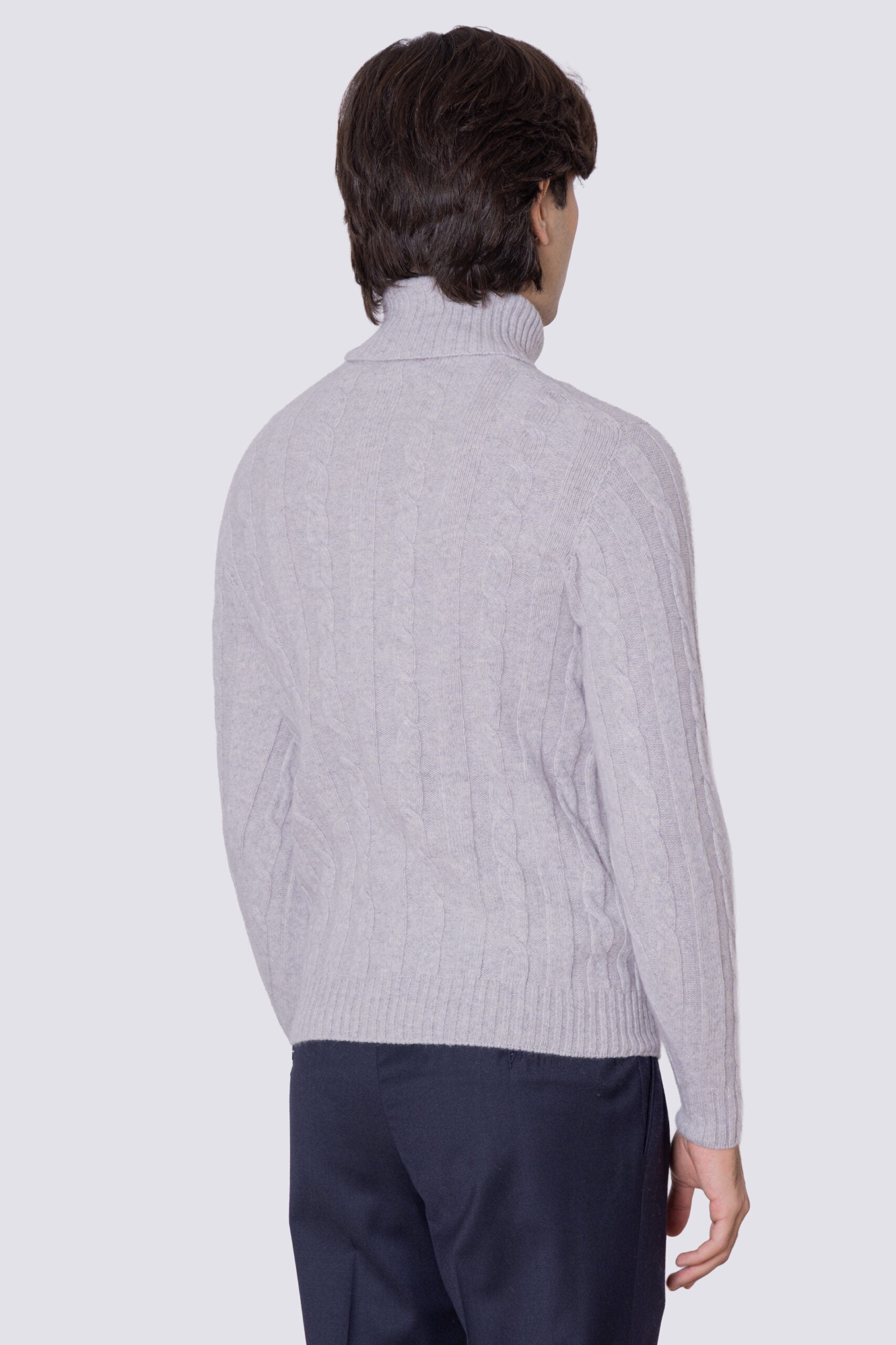 Dolcevita grigio in lana grossa e cashmere con treccia costruzione tubolare senza cuciture rifinito a mano Finezza 7