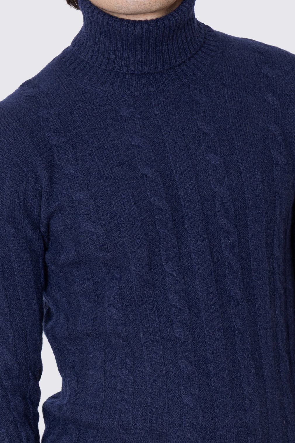 Dolcevita Blu in lana grossa e cashmere con treccia costruzione tubolare senza cuciture rifinito a mano Finezza 7