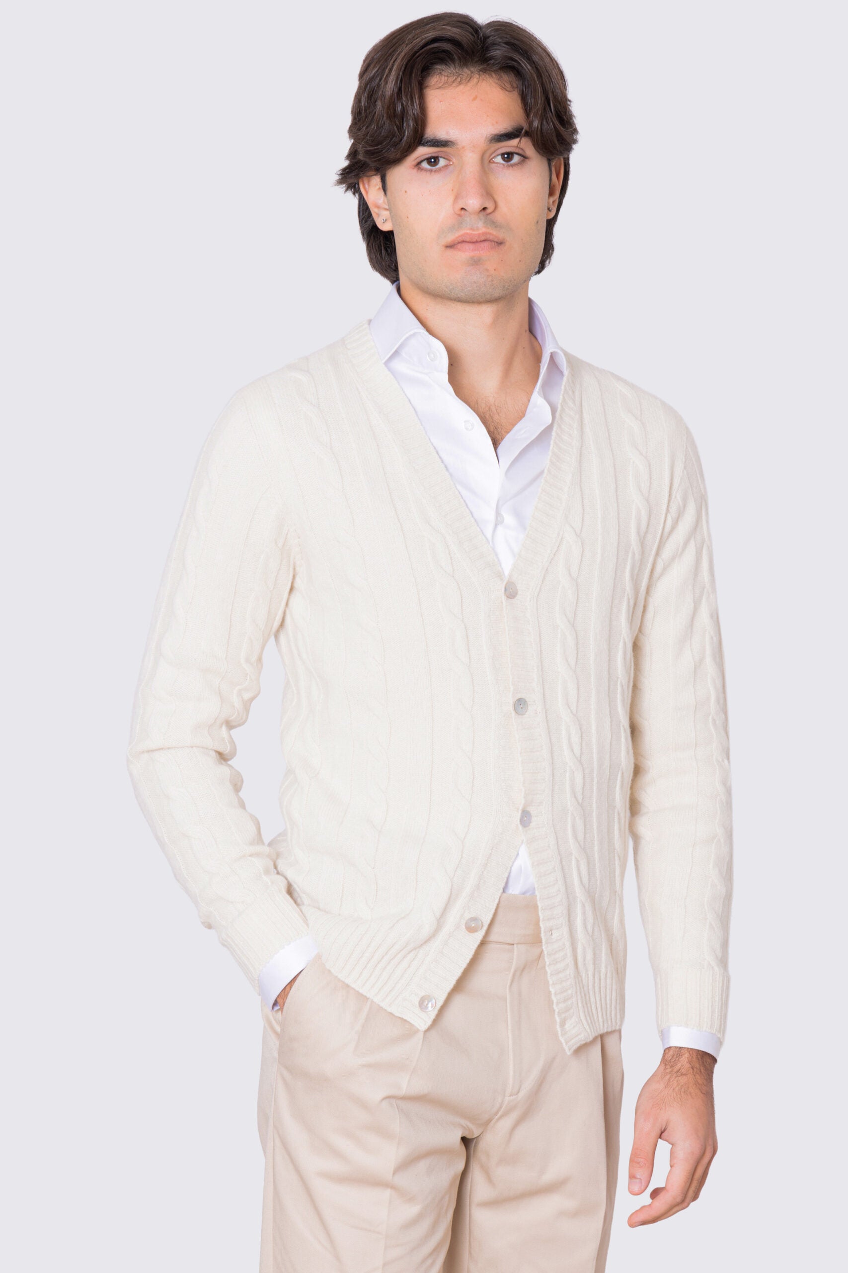 Cardigan panna in lana grossa e cashmere 5 bottoni con treccia costruzione tubolare senza cuciture rifinito a mano Finezza 7