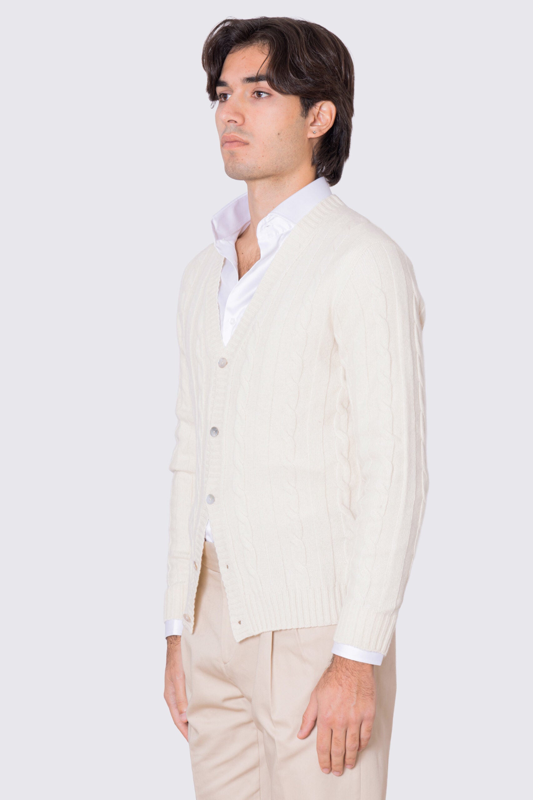 Cardigan panna in lana grossa e cashmere 5 bottoni con treccia costruzione tubolare senza cuciture rifinito a mano Finezza 7